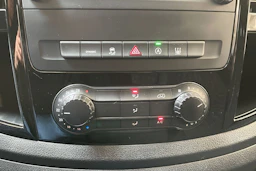valkoinen Mercedes-Benz Vito 2022 kuva 27.
