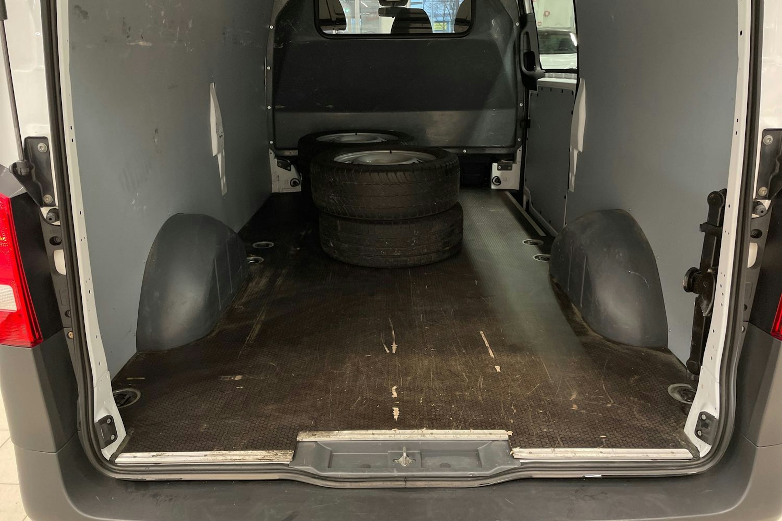 valkoinen Mercedes-Benz Vito 2022 kuva 17.