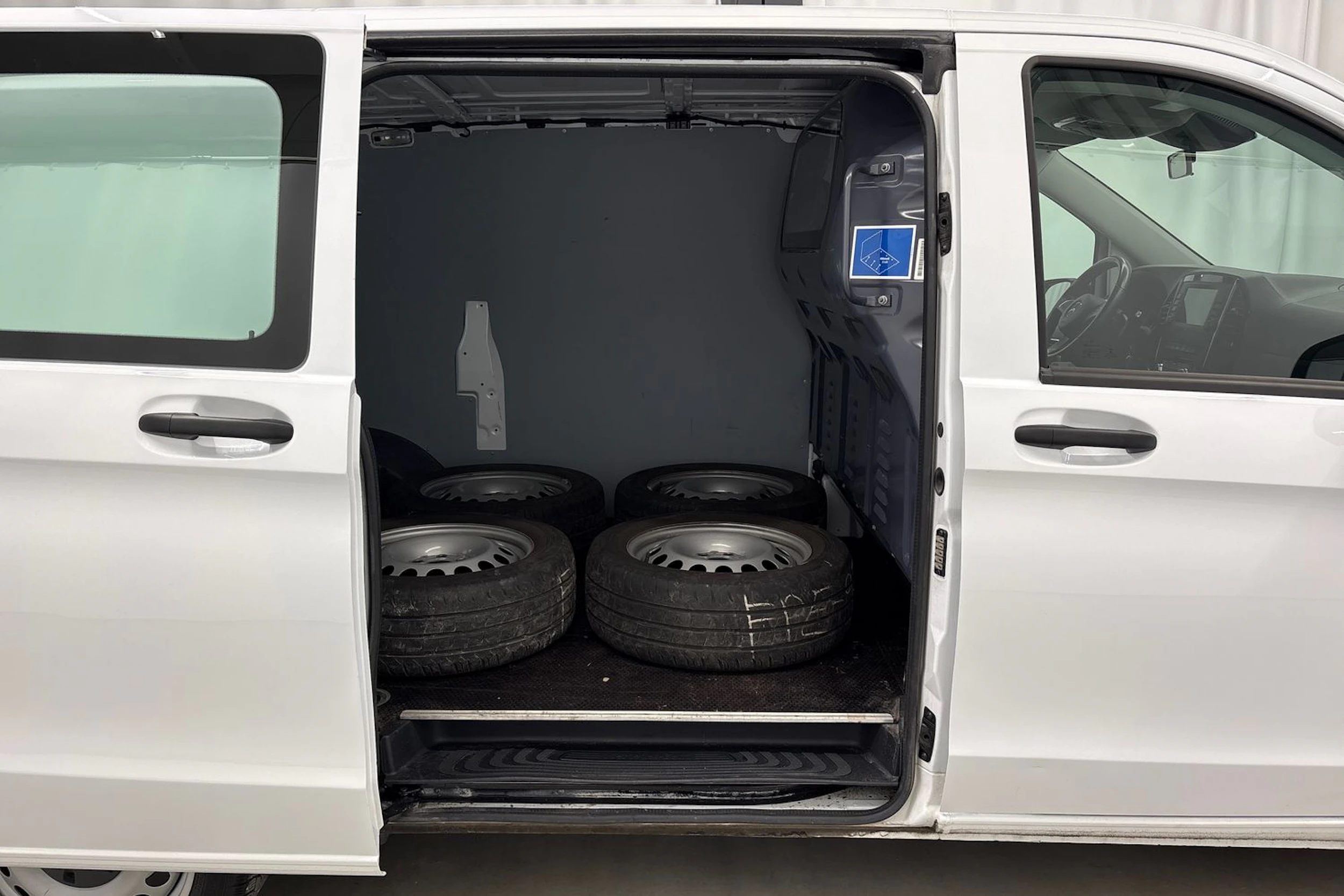 valkoinen Mercedes-Benz Vito 2022 kuva 18.