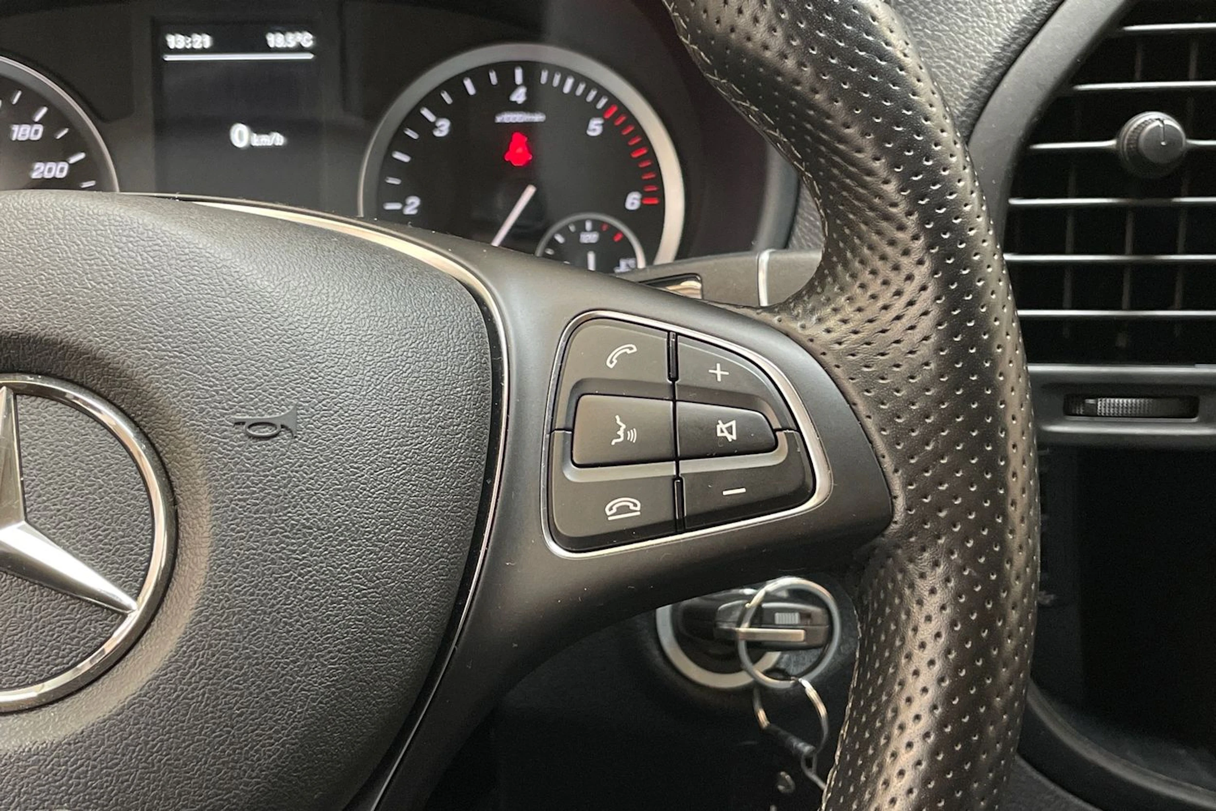 valkoinen Mercedes-Benz Vito 2022 kuva 21.