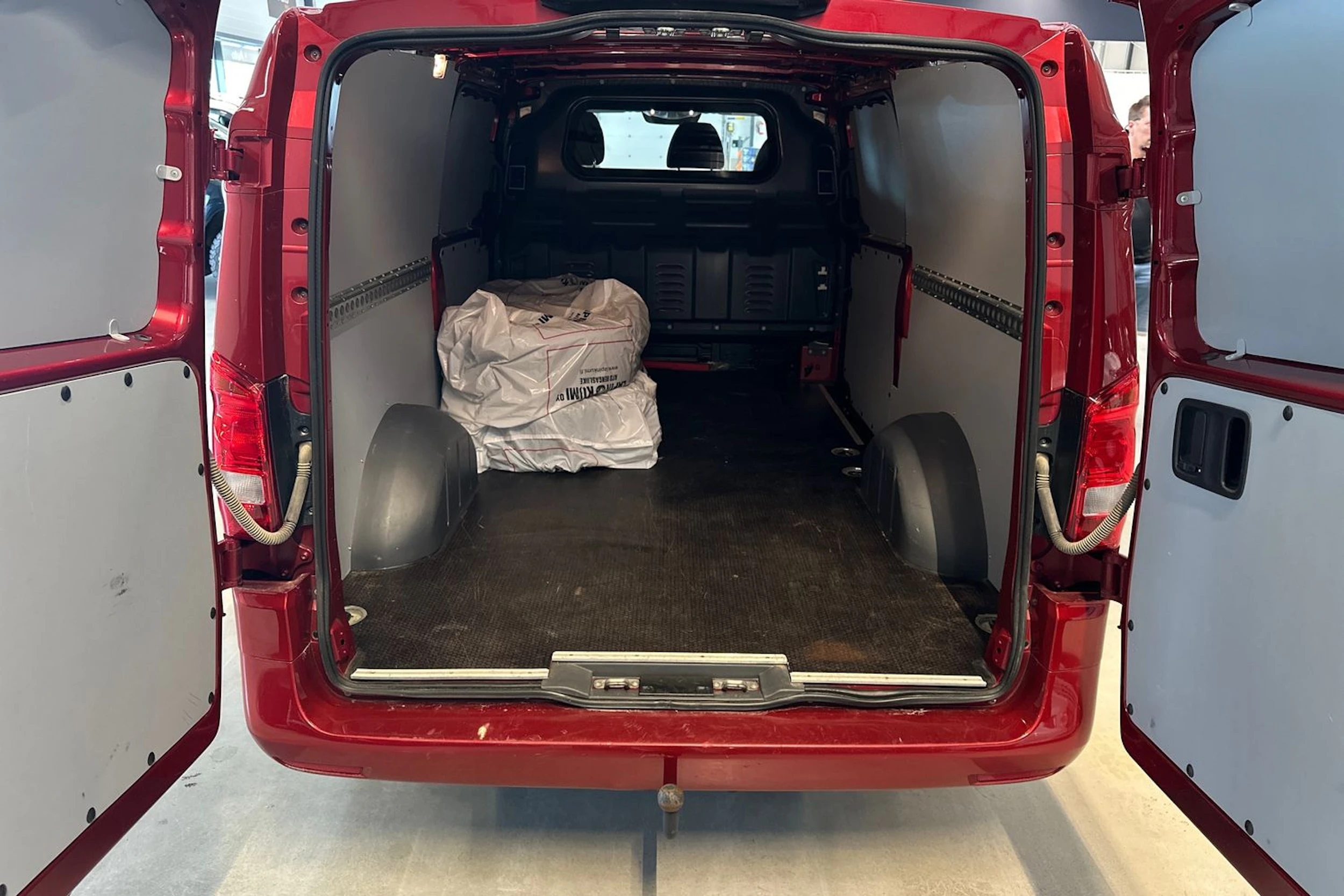 punainen Mercedes-Benz Vito 2022 kuva 5.