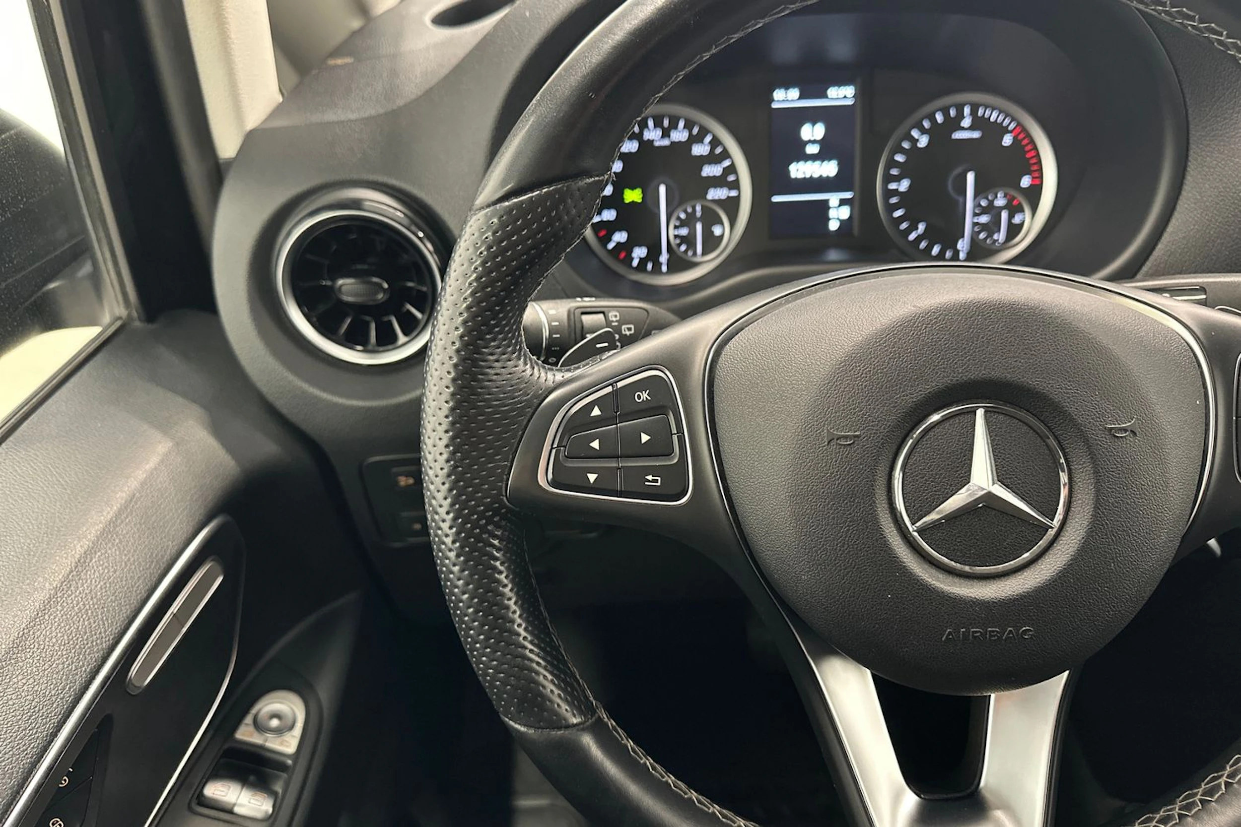 musta Mercedes-Benz Vito 2022 kuva 11.