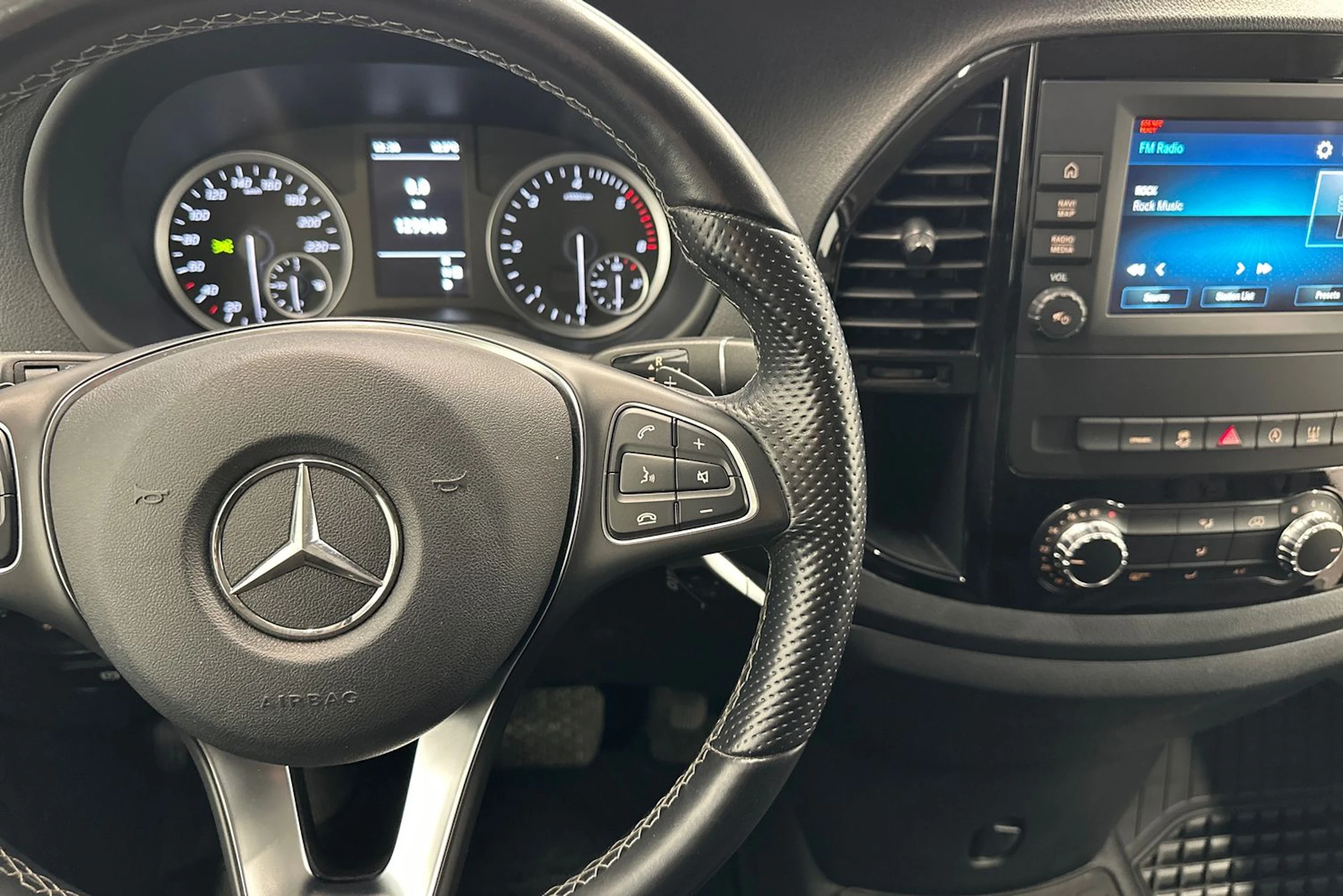musta Mercedes-Benz Vito 2022 kuva 12.