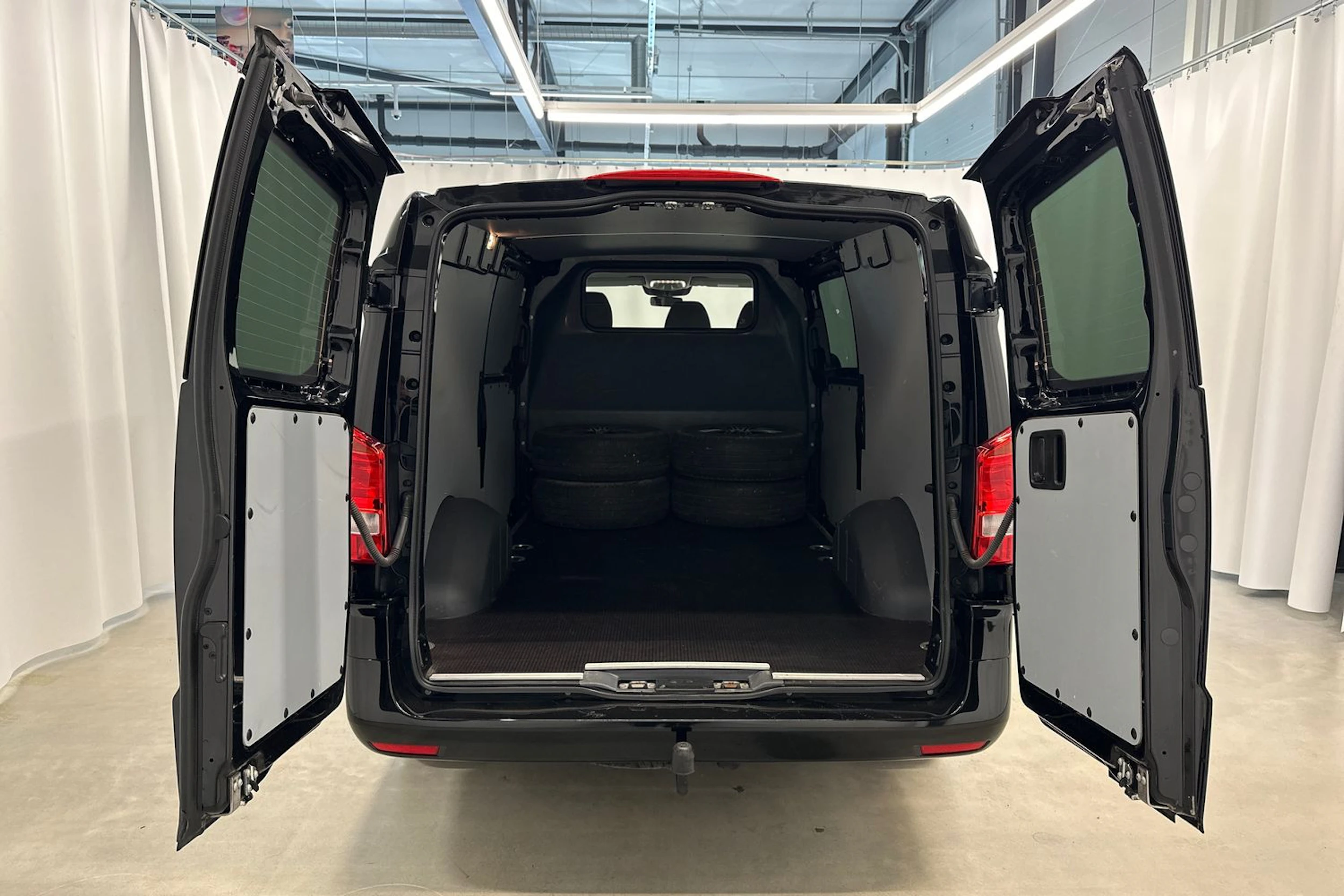 musta Mercedes-Benz Vito 2022 kuva 27.