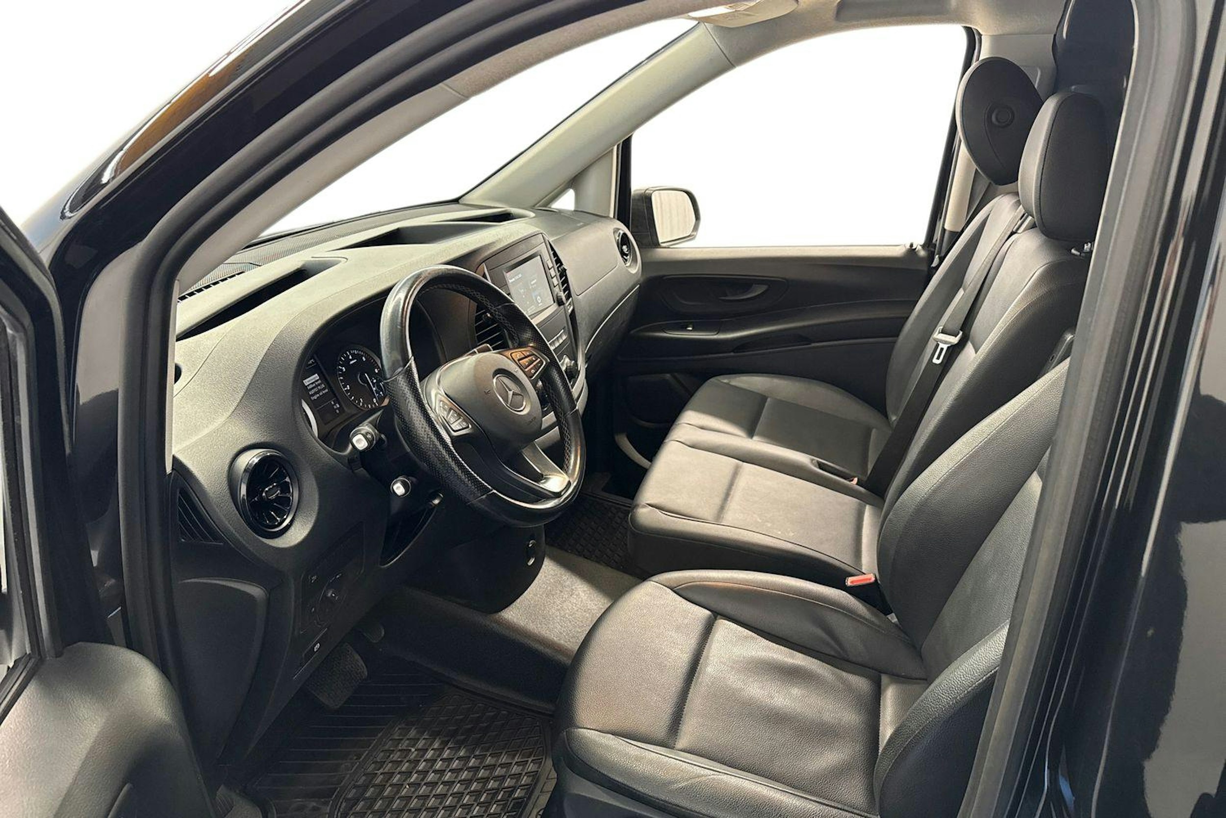 musta Mercedes-Benz Vito 2022 kuva 8.