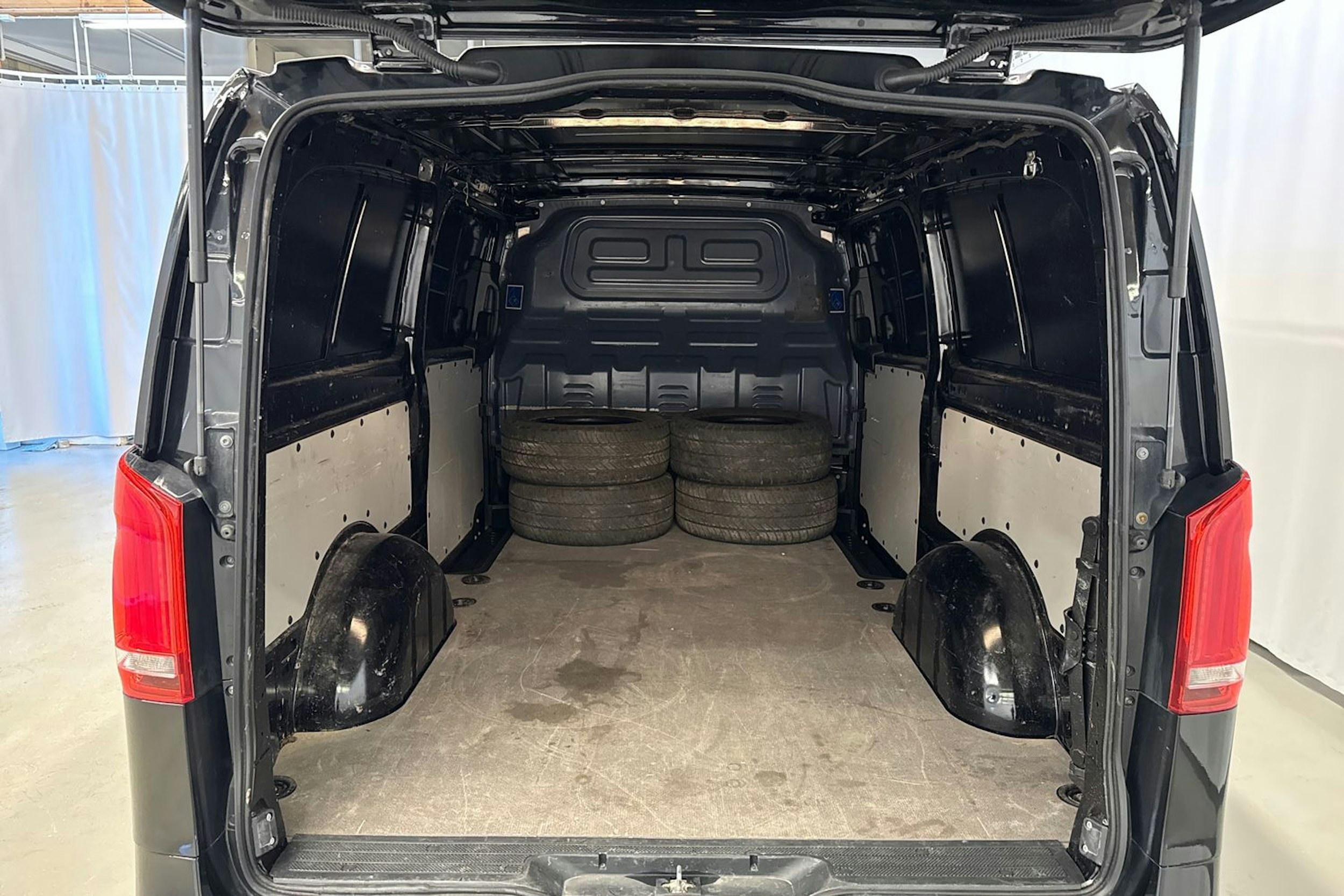 musta Mercedes-Benz Vito 2022 kuva 26.