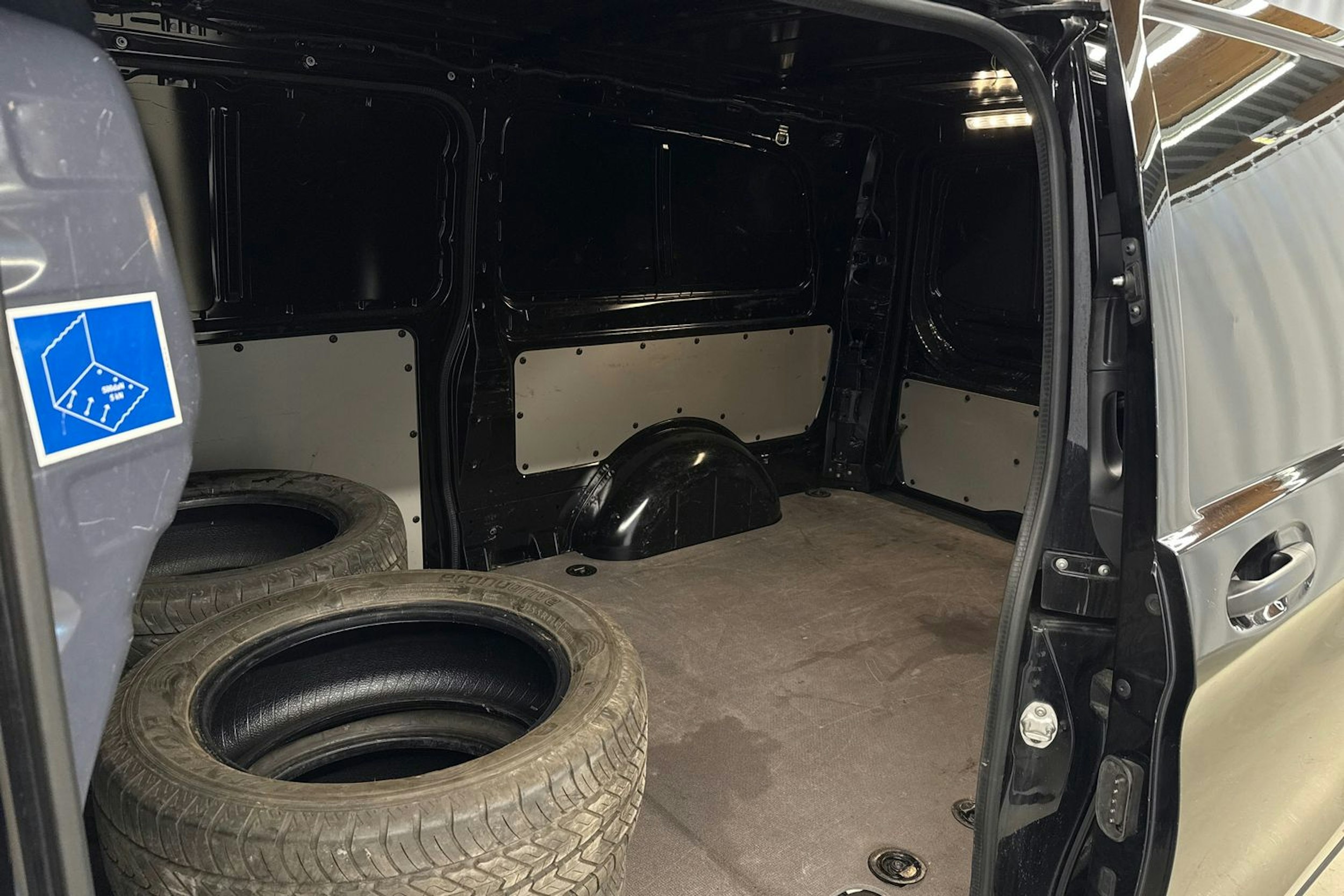 musta Mercedes-Benz Vito 2022 kuva 27.