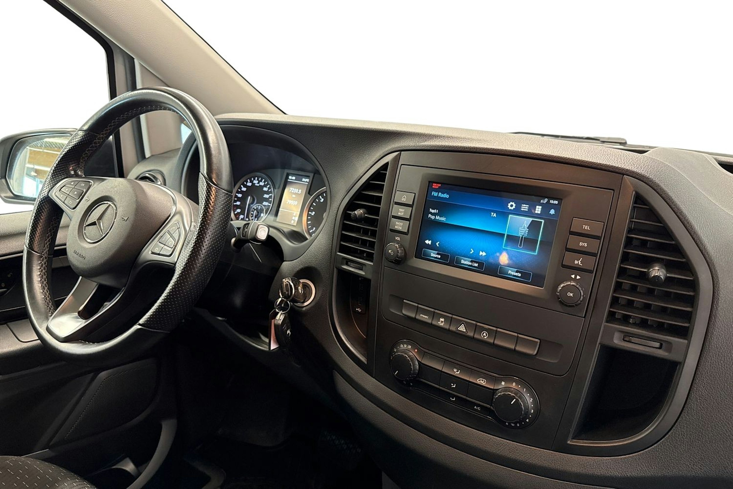 valkoinen Mercedes-Benz Vito 2022 kuva 10.