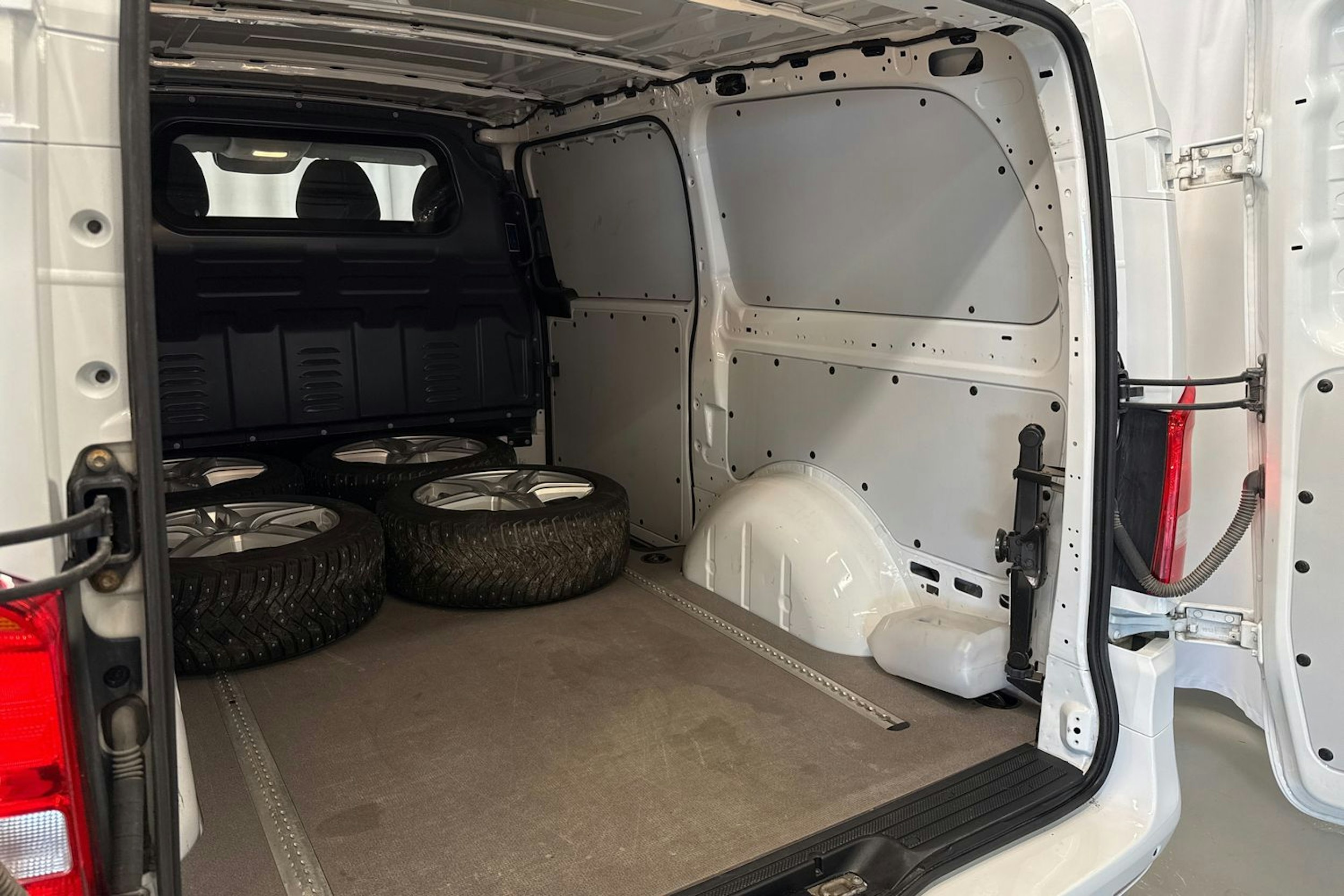 valkoinen Mercedes-Benz Vito 2022 kuva 24.