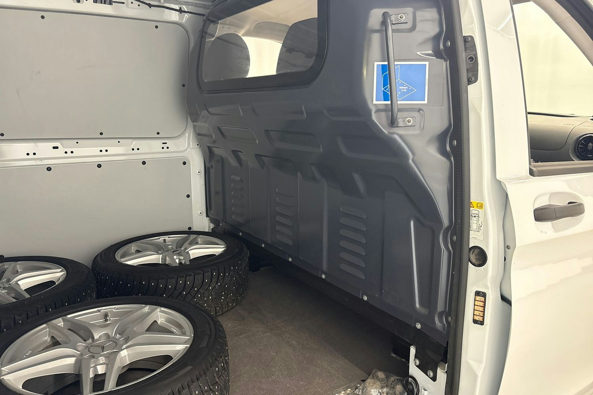 valkoinen Mercedes-Benz Vito 2022 kuva 28.