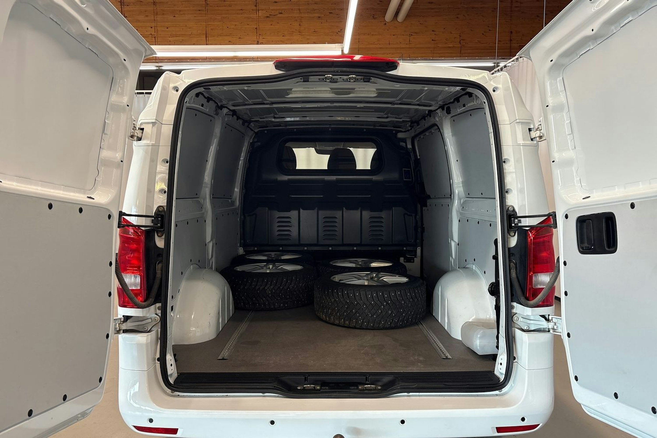 valkoinen Mercedes-Benz Vito 2022 kuva 29.