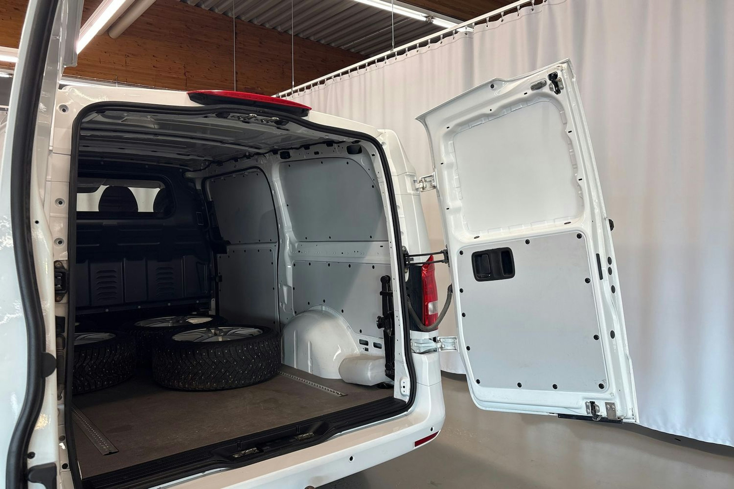 valkoinen Mercedes-Benz Vito 2022 kuva 30.