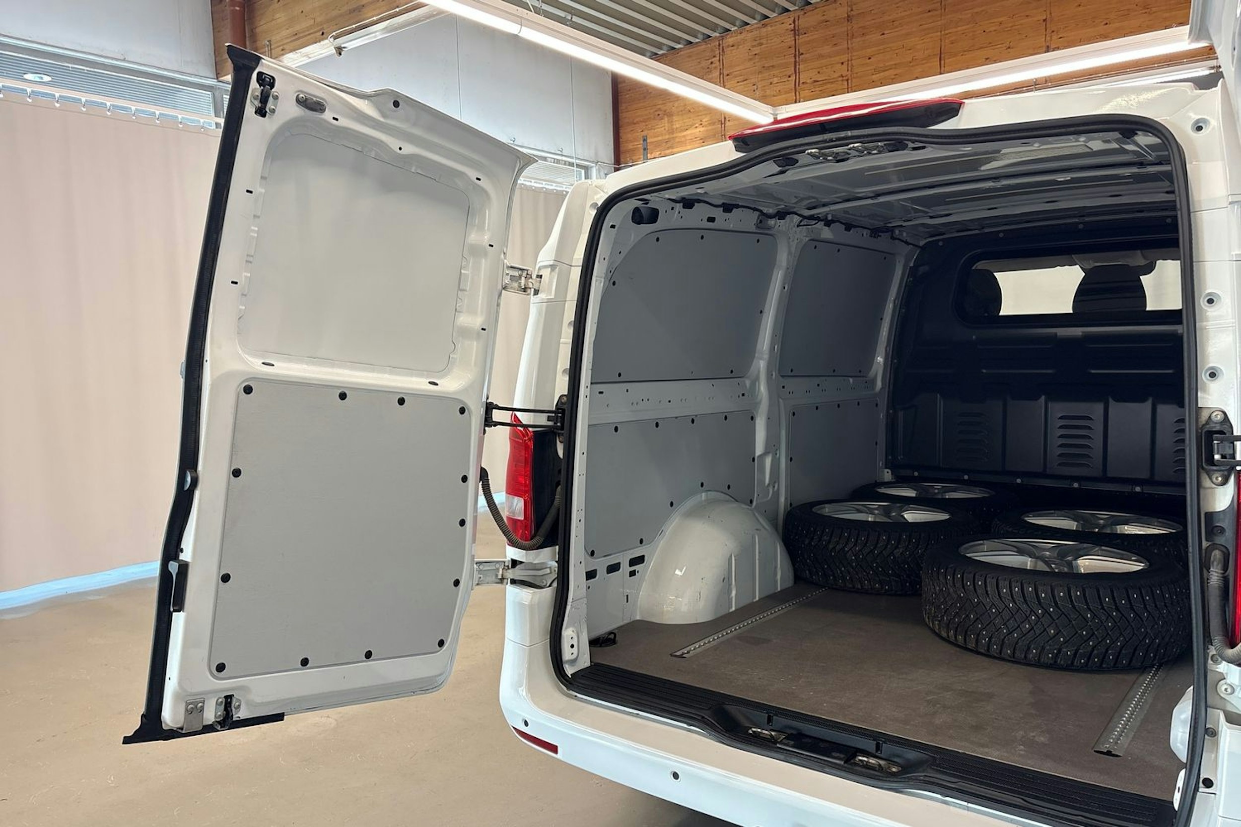 valkoinen Mercedes-Benz Vito 2022 kuva 31.