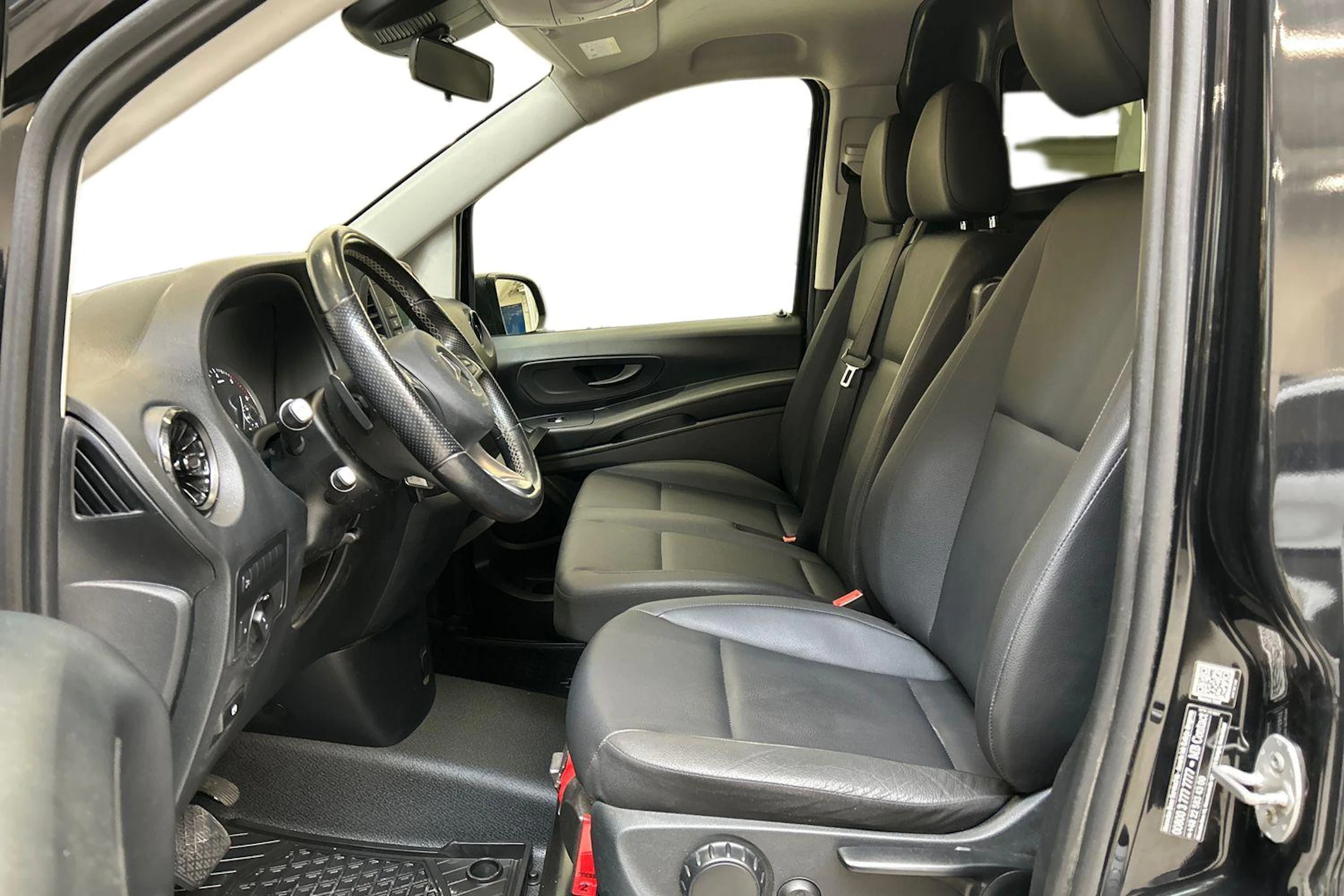 musta Mercedes-Benz Vito 2022 kuva 8.