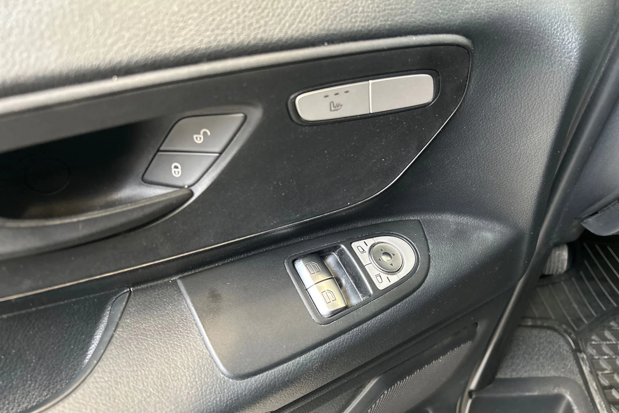 musta Mercedes-Benz Vito 2022 kuva 22.