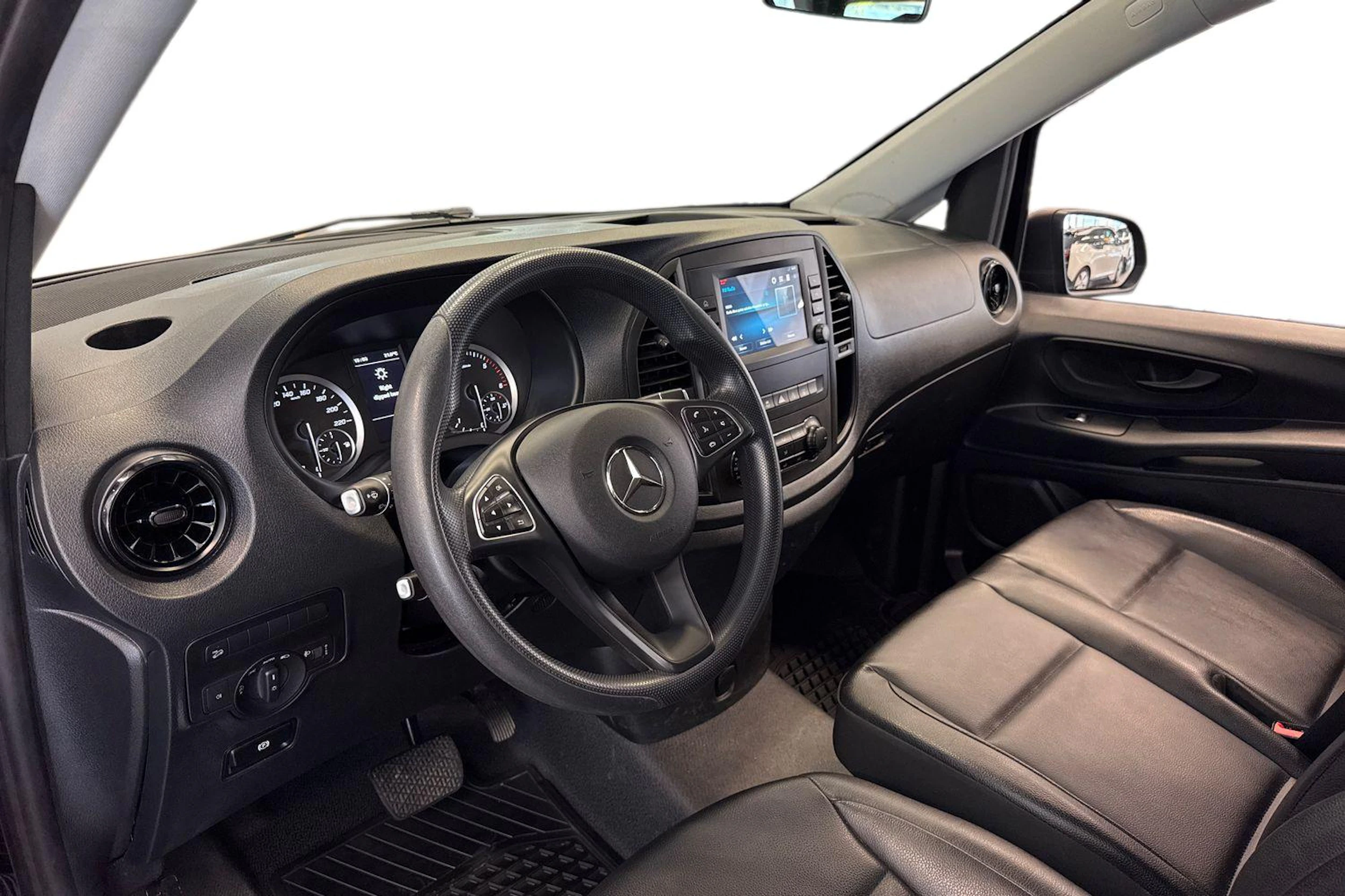 musta Mercedes-Benz Vito 2023 kuva 8.