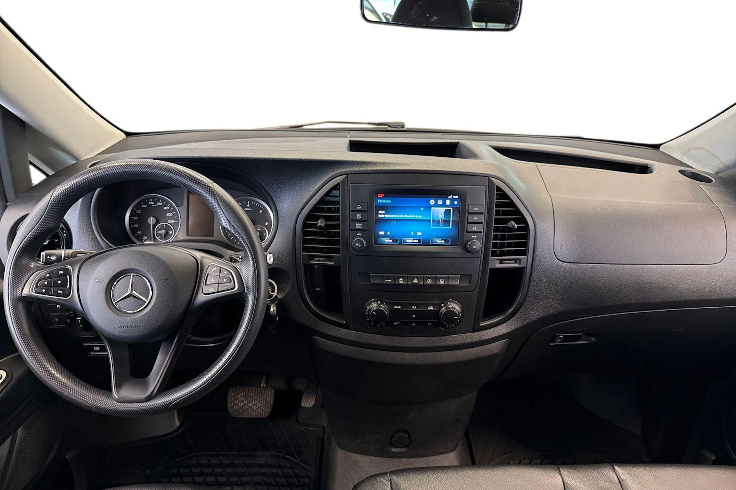 musta Mercedes-Benz Vito 2023 kuva 9.