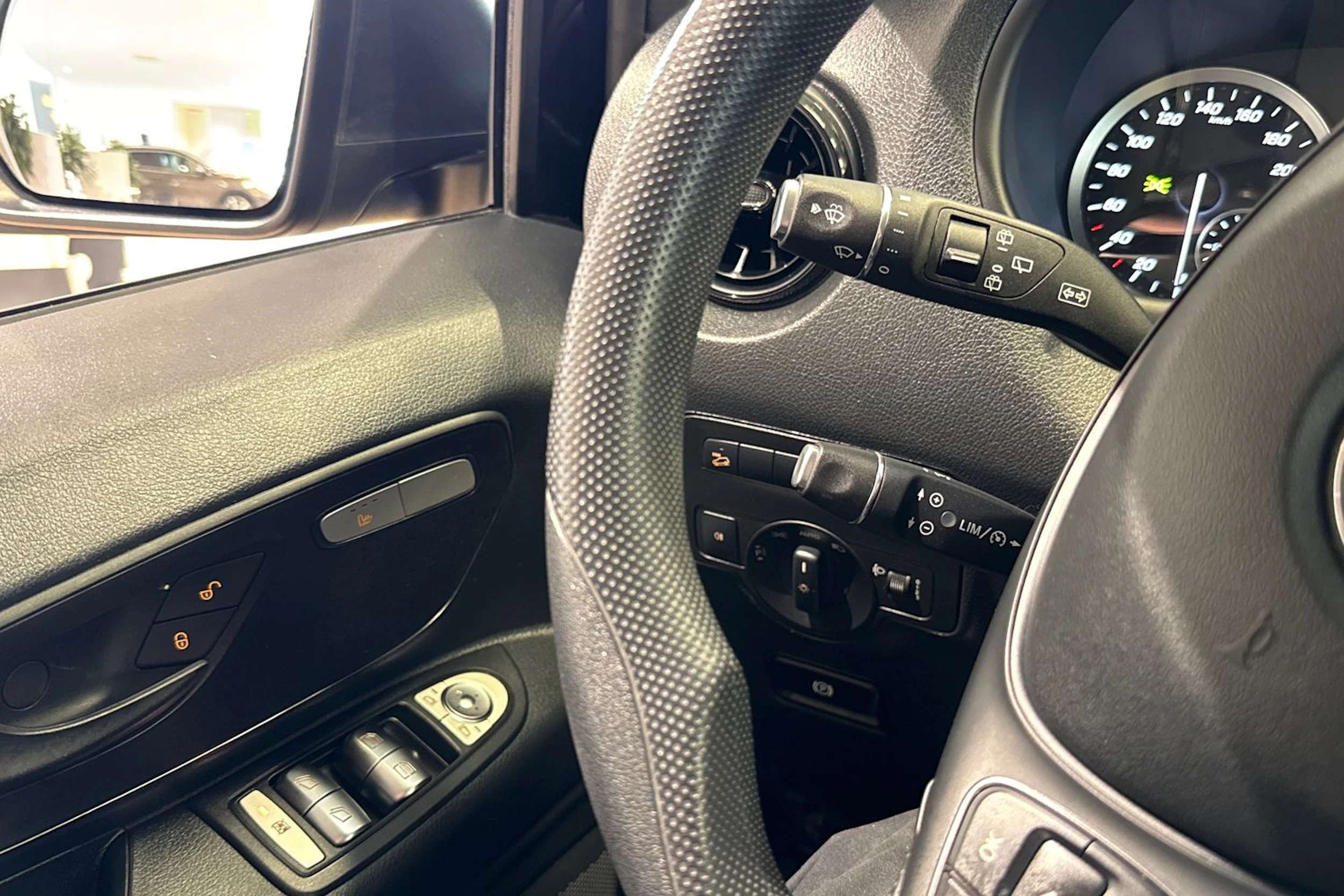 musta Mercedes-Benz Vito 2023 kuva 17.