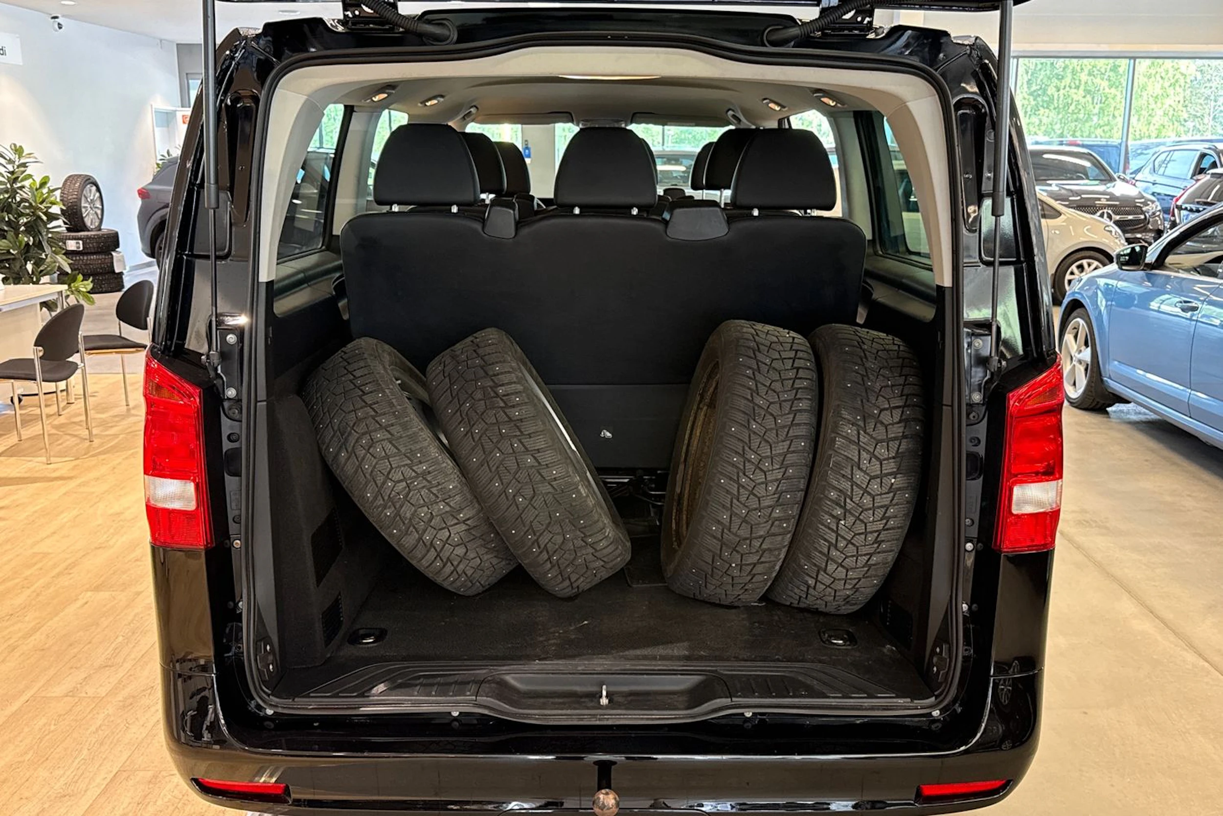 musta Mercedes-Benz Vito 2023 kuva 19.