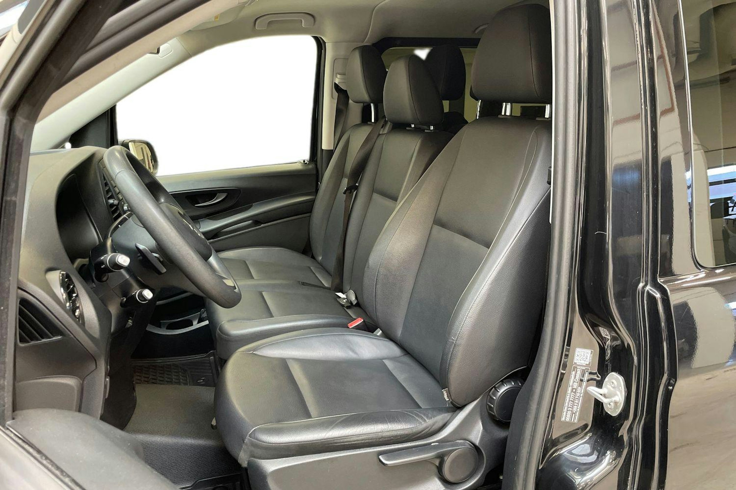 musta Mercedes-Benz Vito 2023 kuva 7.