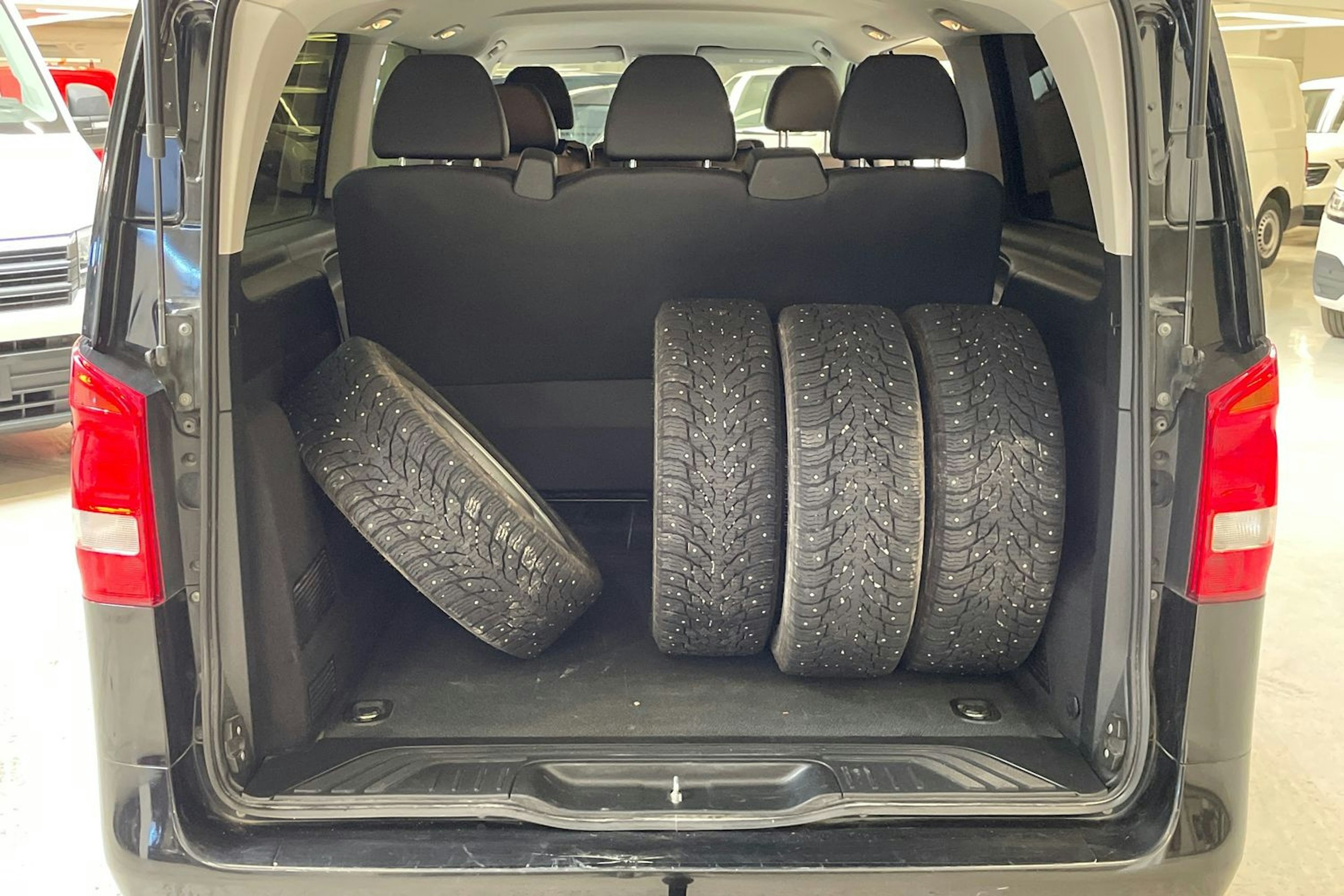 musta Mercedes-Benz Vito 2023 kuva 15.