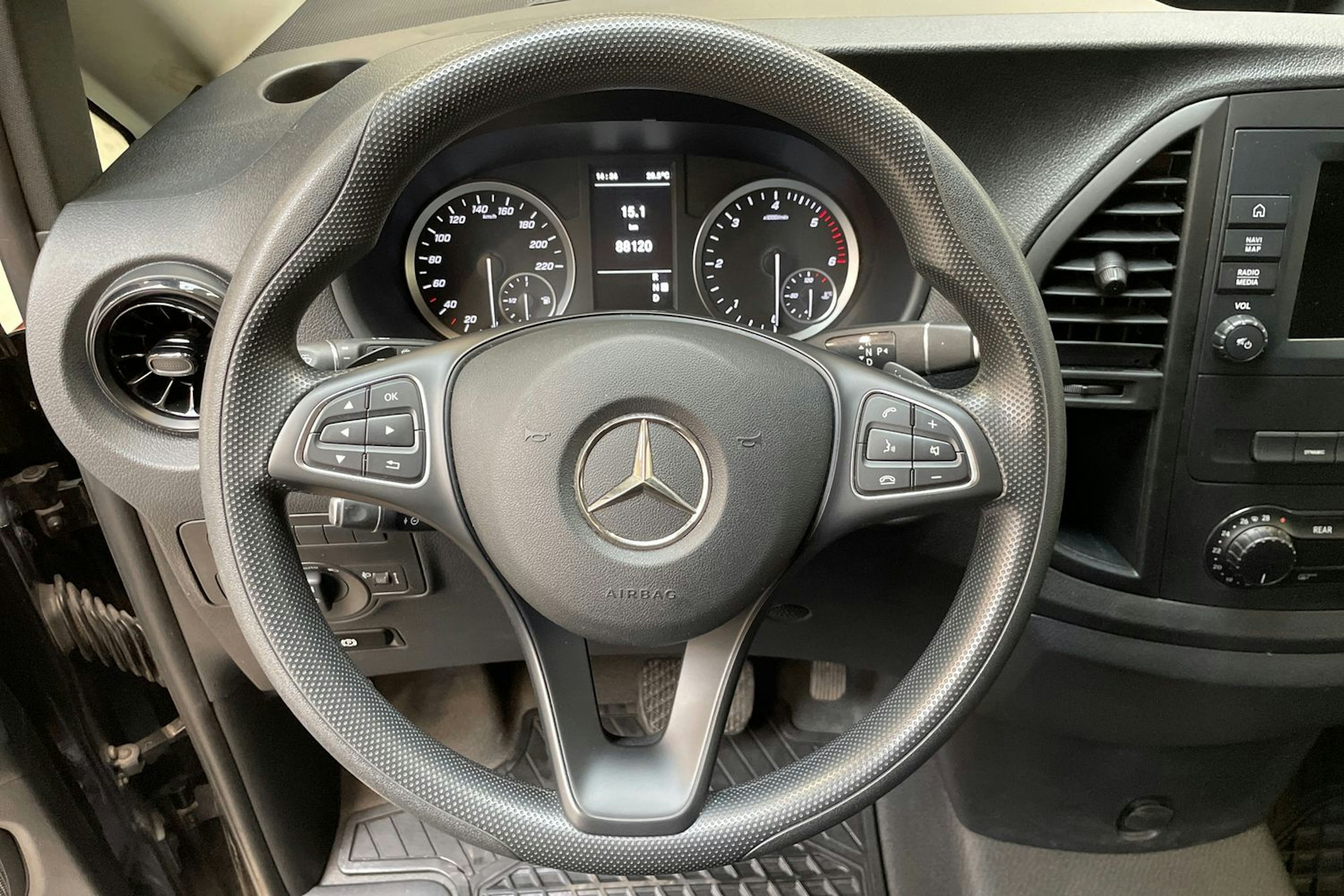 musta Mercedes-Benz Vito 2023 kuva 17.