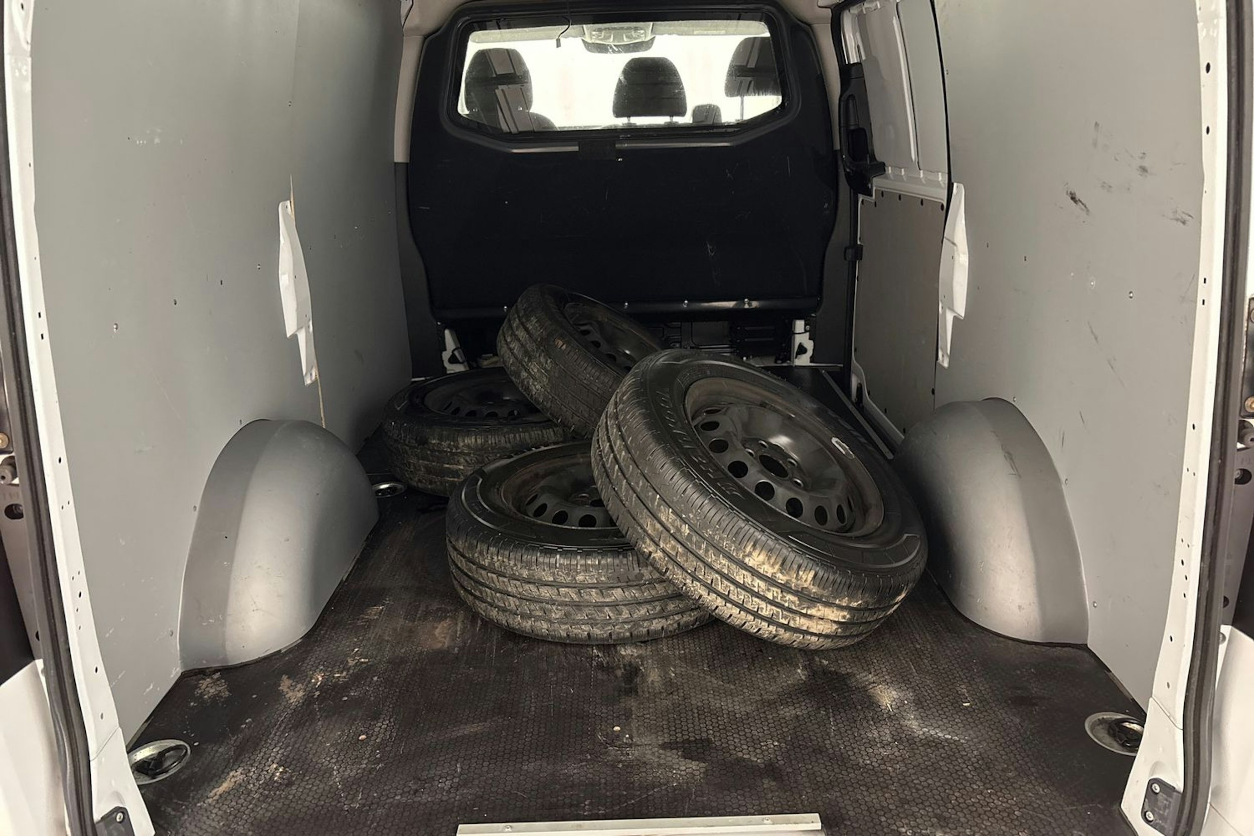 valkoinen Mercedes-Benz Vito 2022 kuva 16.