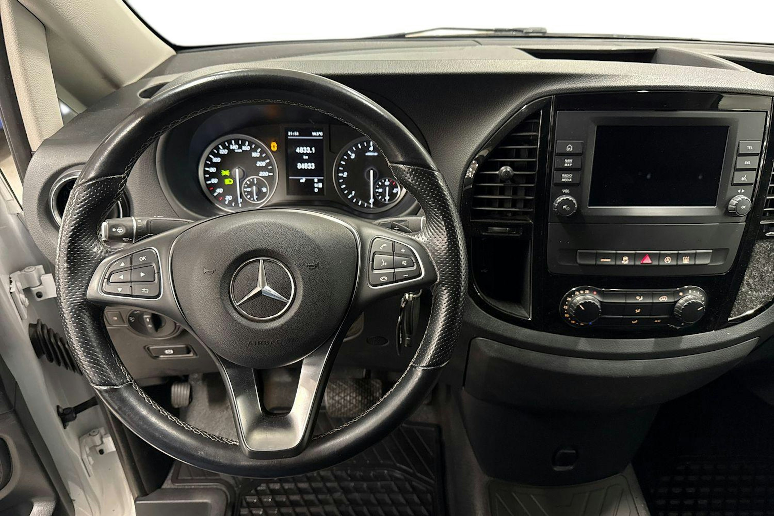 valkoinen Mercedes-Benz Vito 2022 kuva 9.