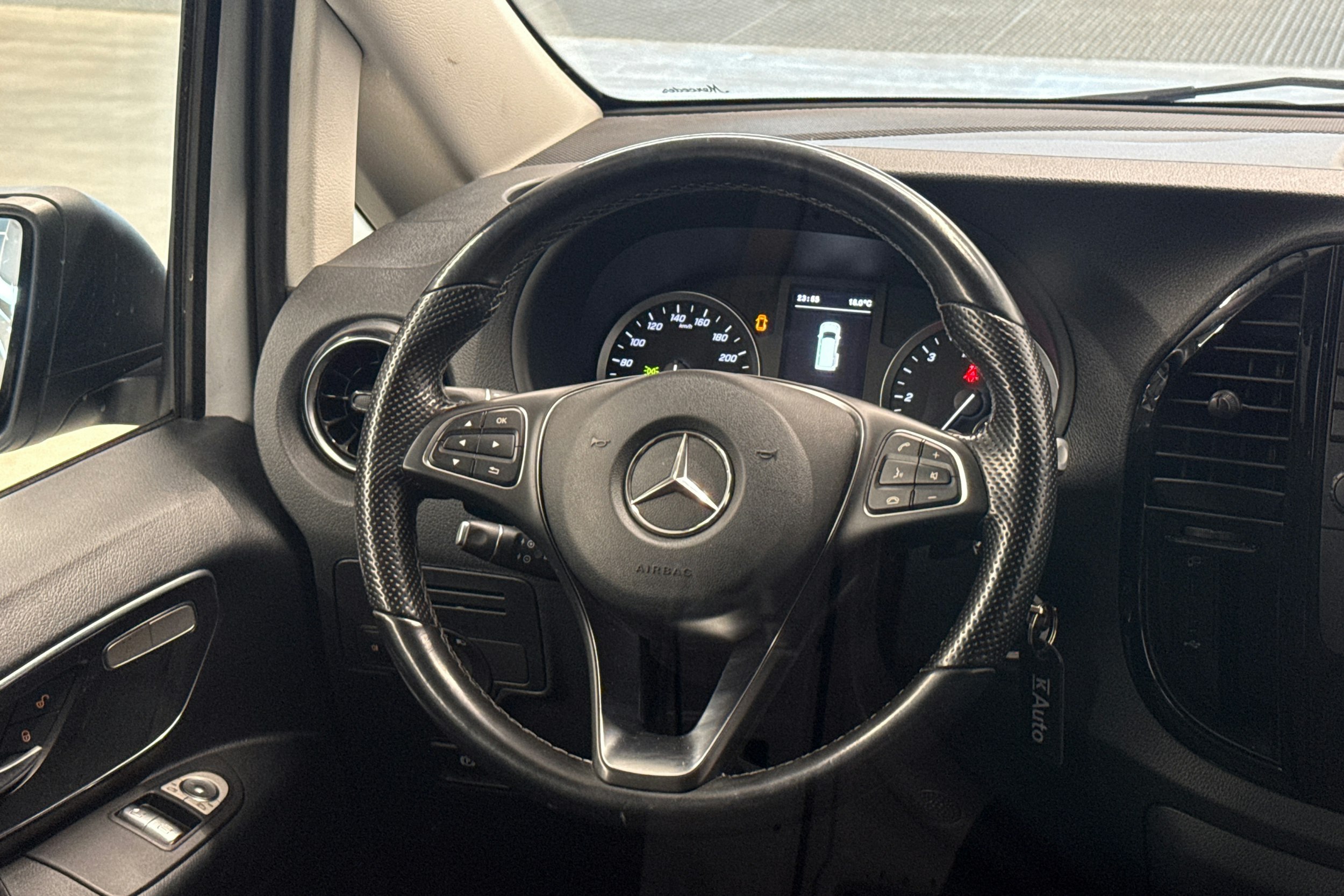 valkoinen Mercedes-Benz Vito 2022 kuva 13.