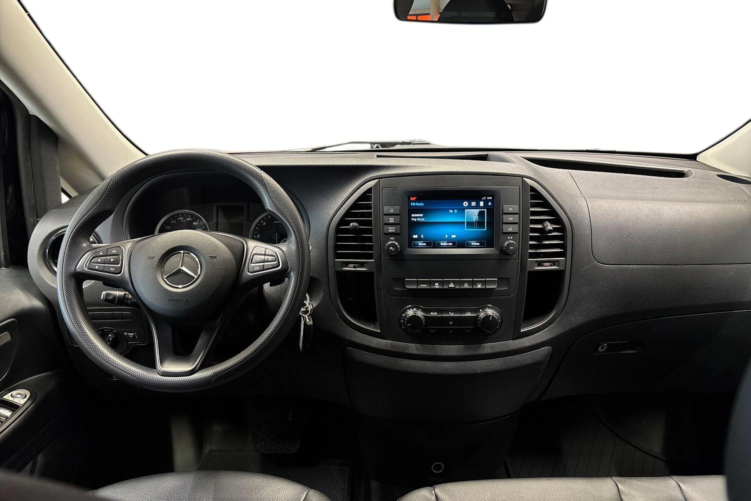 musta Mercedes-Benz Vito 2022 kuva 9.