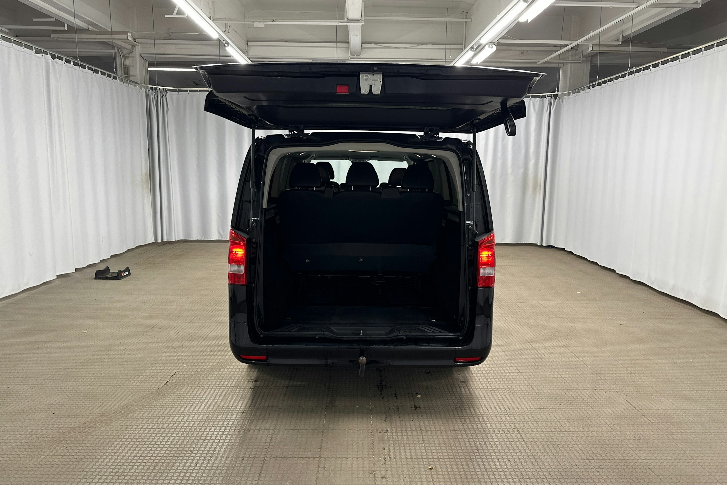 musta Mercedes-Benz Vito 2023 kuva 10.