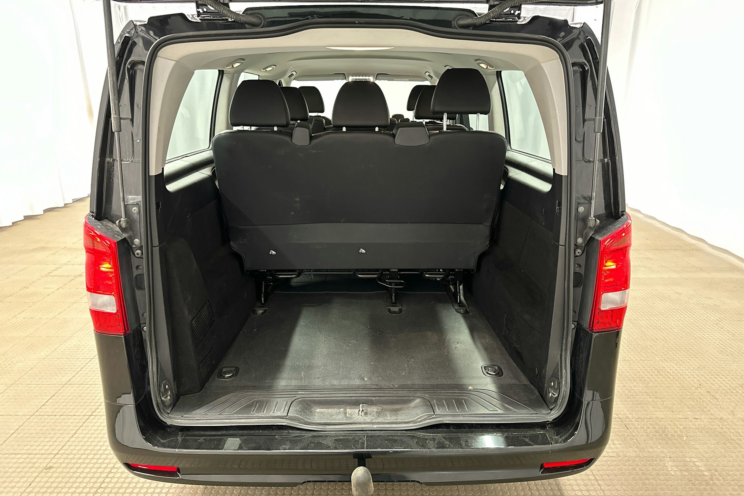 musta Mercedes-Benz Vito 2022 kuva 23.