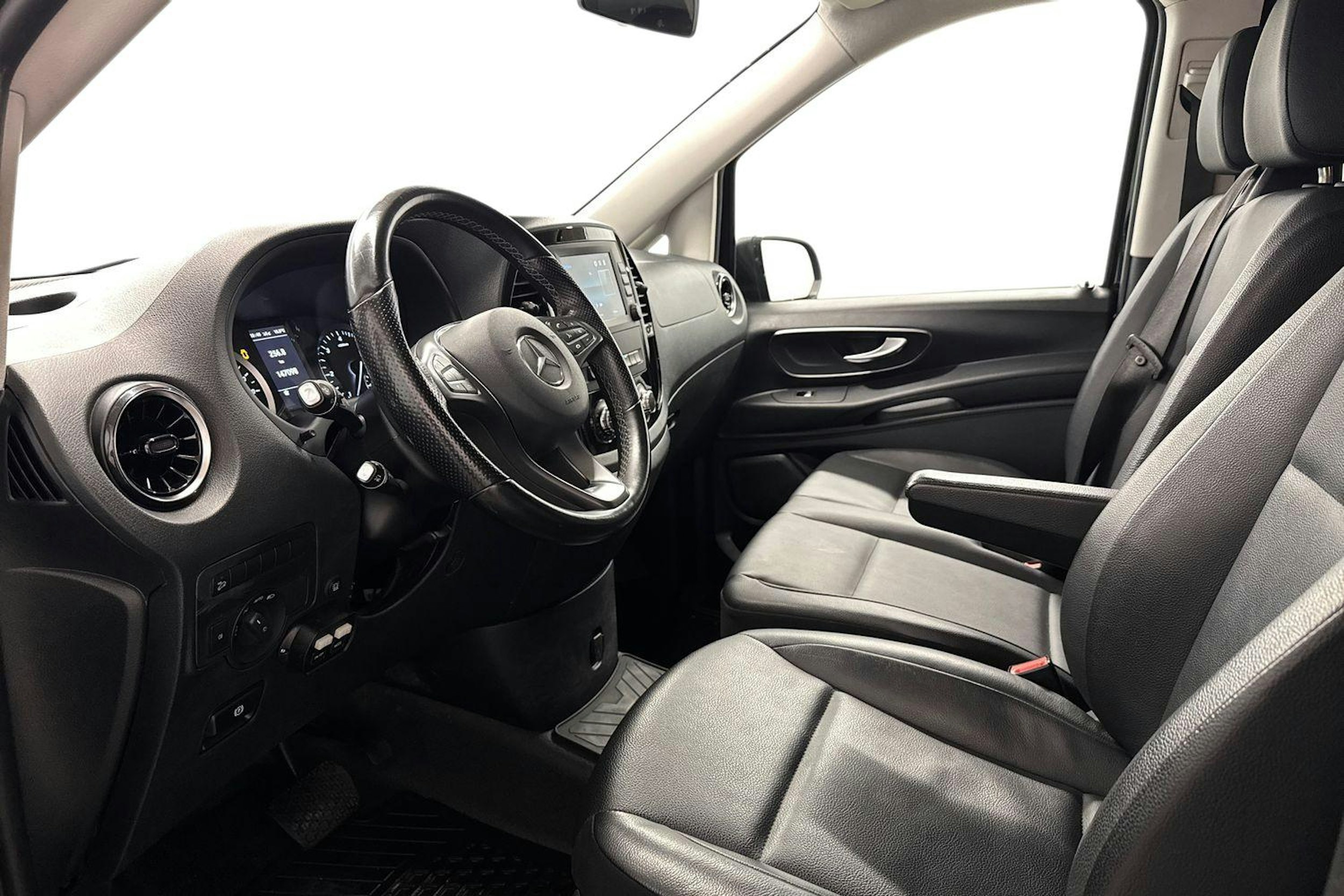 musta Mercedes-Benz Vito 2022 kuva 8.