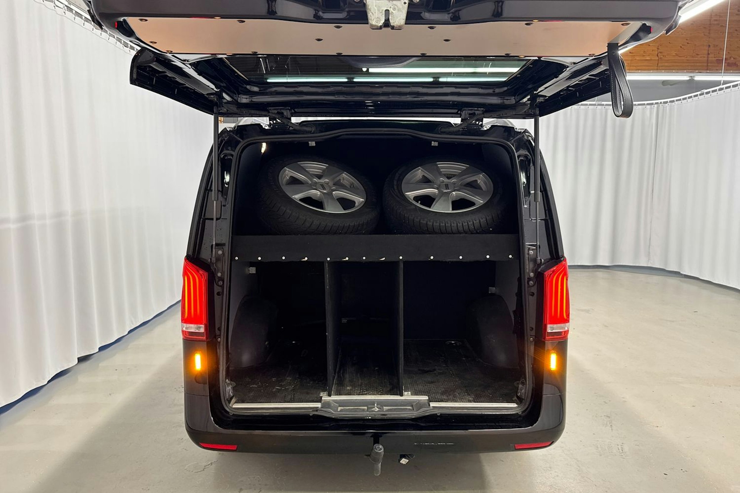 musta Mercedes-Benz Vito 2022 kuva 24.