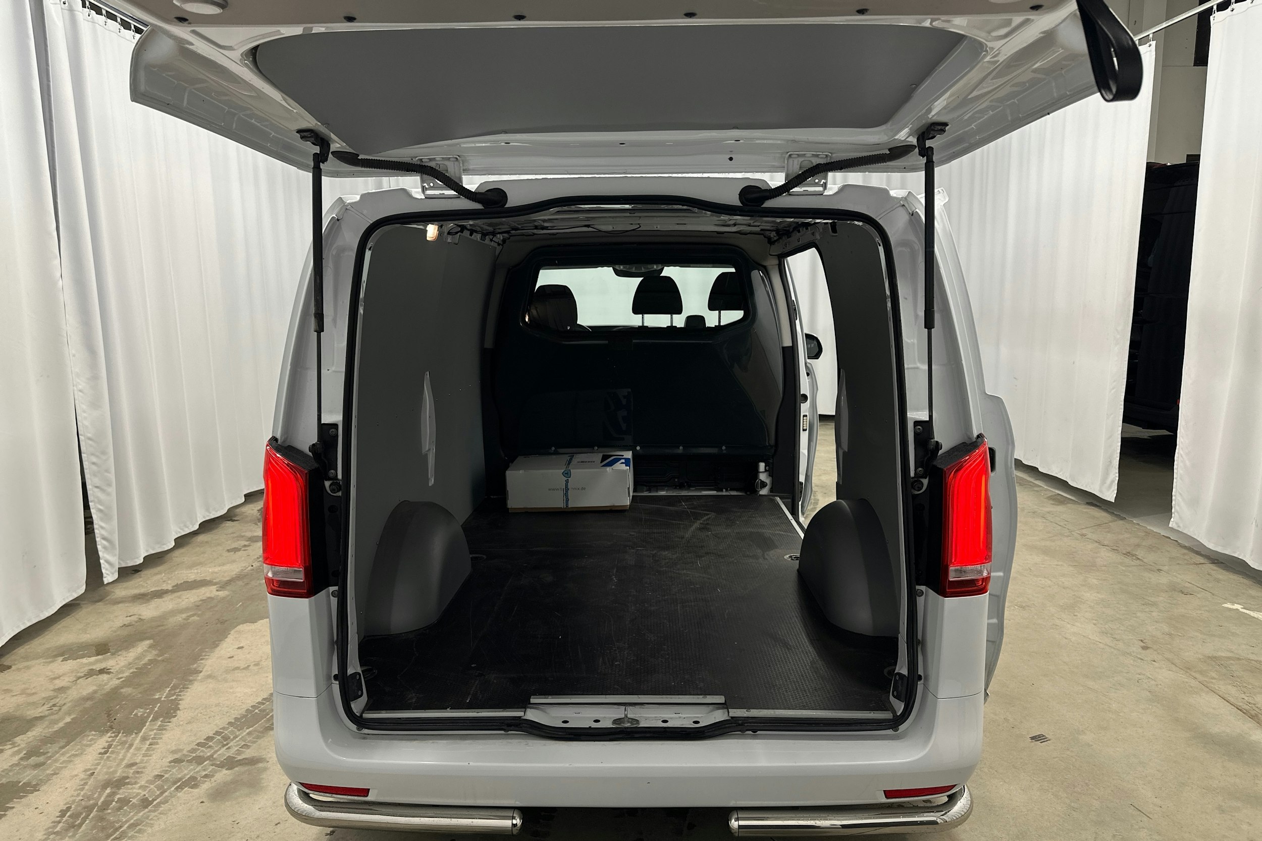 valkoinen Mercedes-Benz Vito 2022 kuva 26.