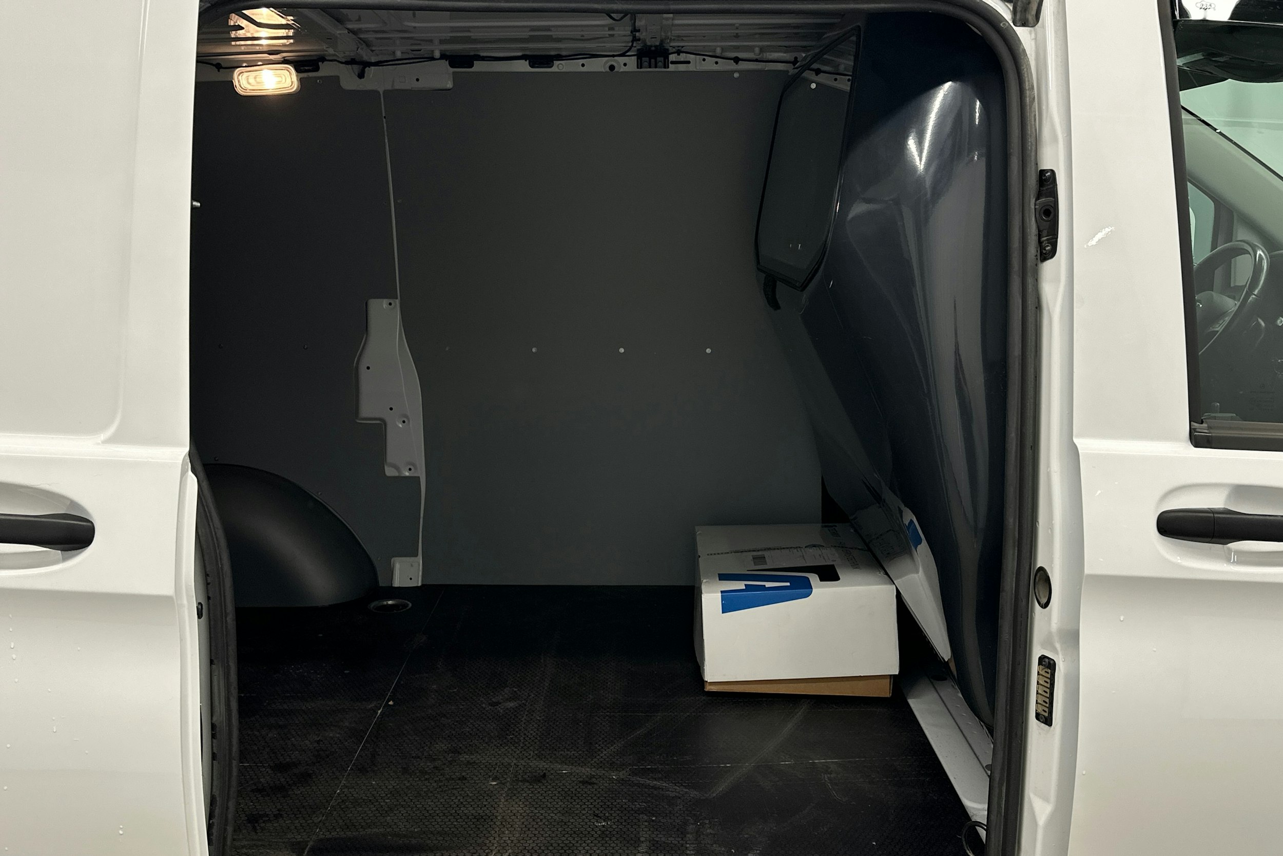 valkoinen Mercedes-Benz Vito 2022 kuva 27.