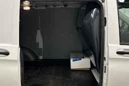 valkoinen Mercedes-Benz Vito 2022 kuva 27.