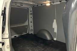 valkoinen Mercedes-Benz Vito 2022 kuva 28.