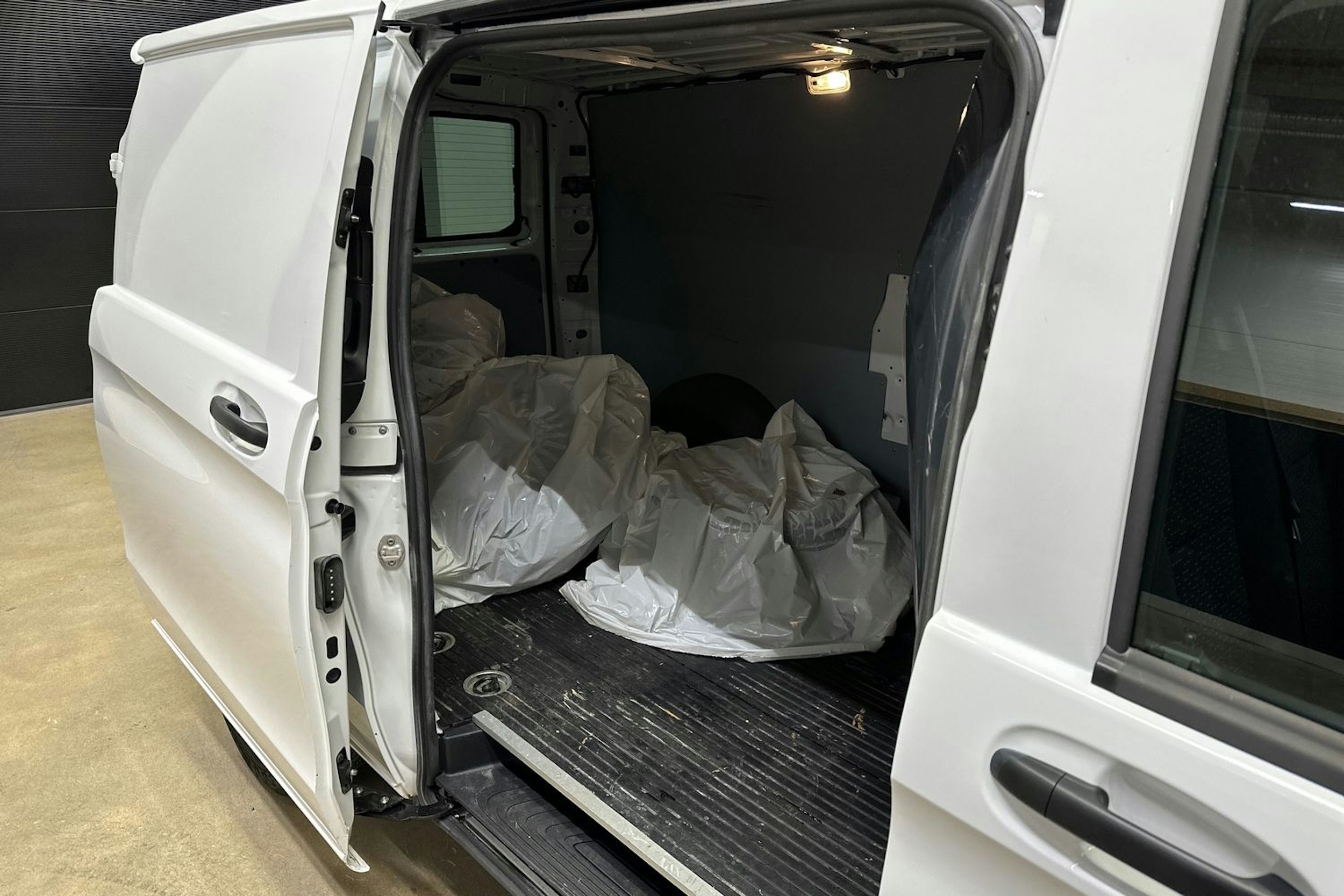 valkoinen Mercedes-Benz Vito 2022 kuva 27.