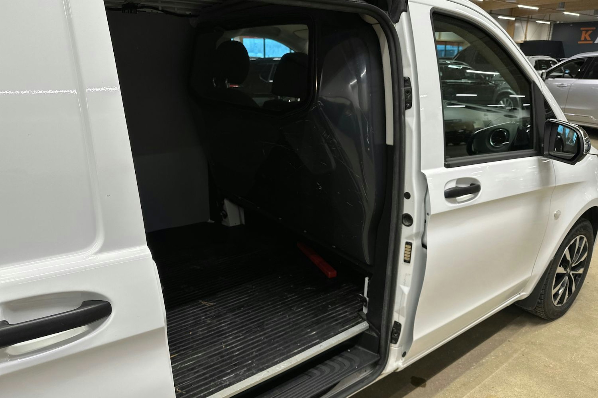 valkoinen Mercedes-Benz Vito 2022 kuva 28.