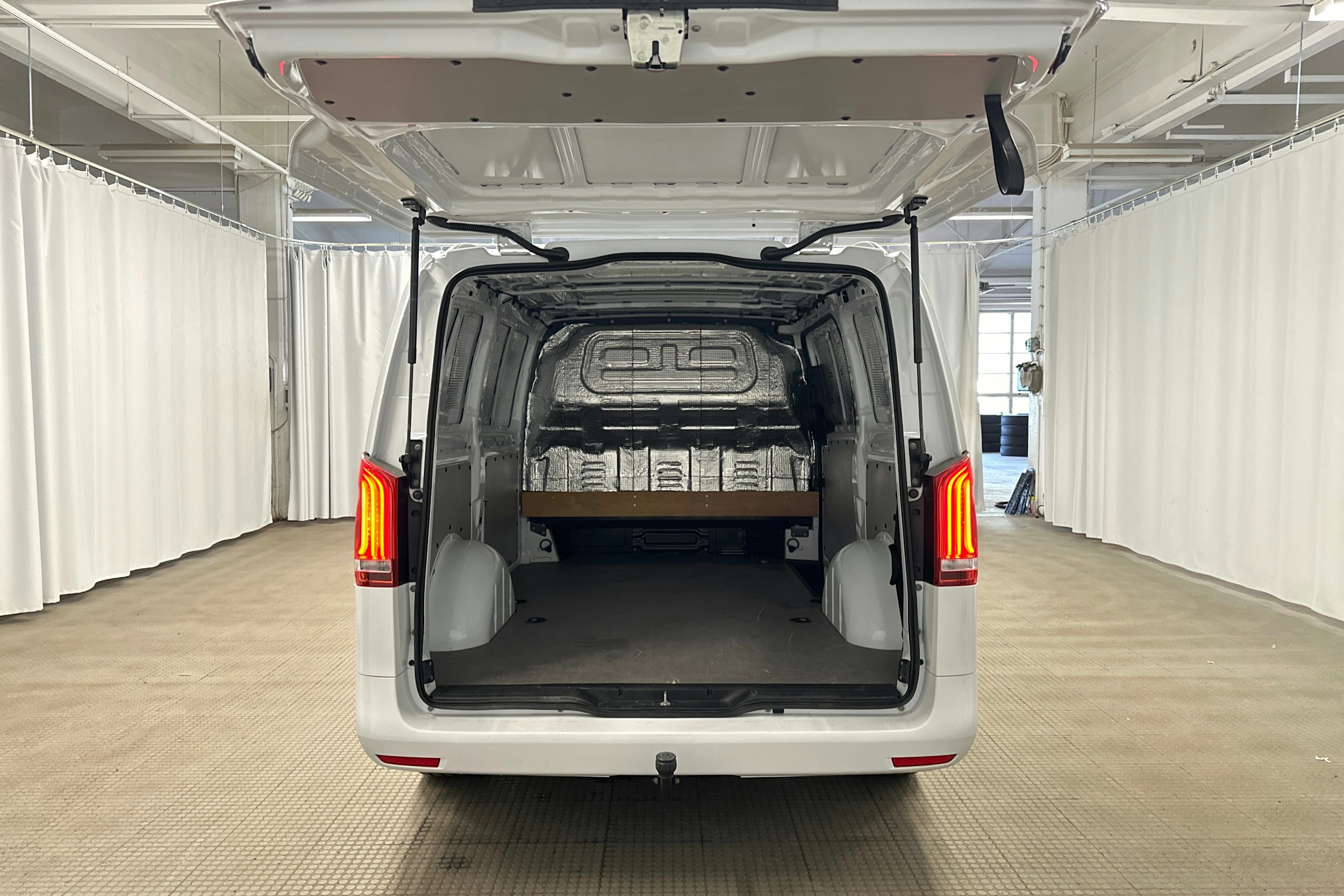 valkoinen Mercedes-Benz Vito 2022 kuva 11.