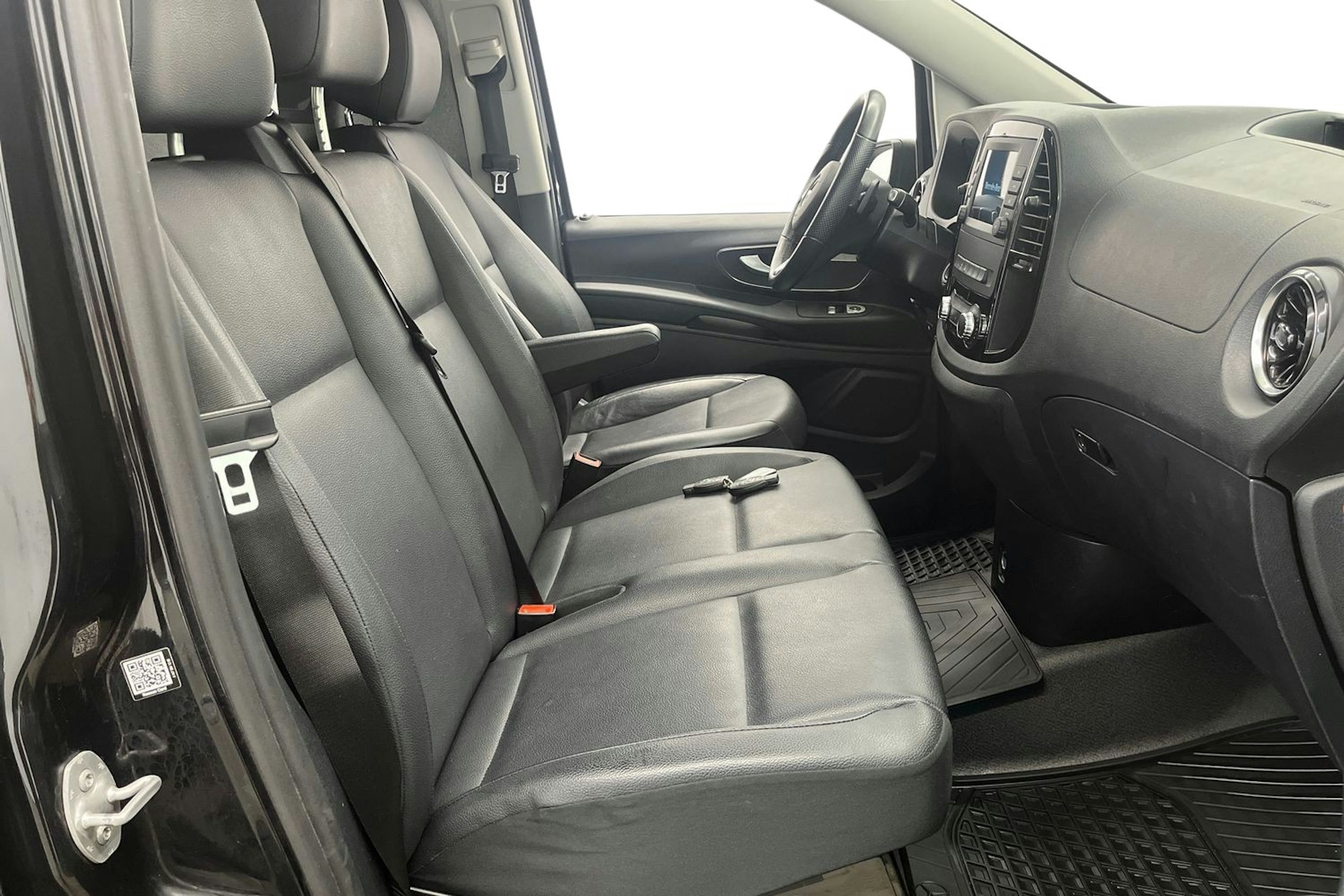 musta Mercedes-Benz Vito 2022 kuva 10.