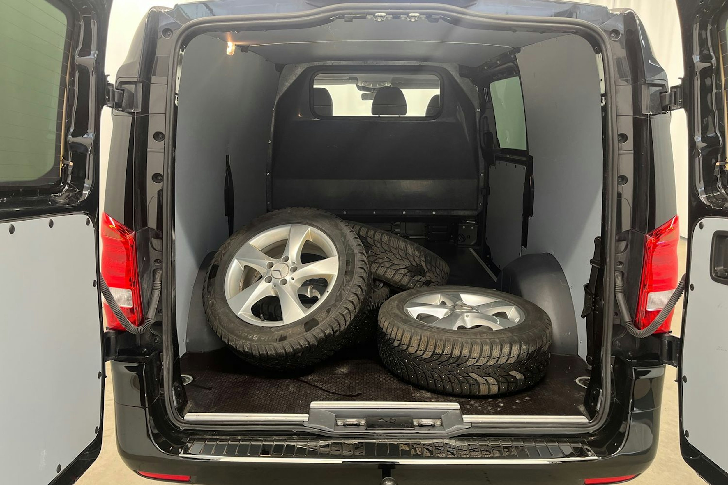 musta Mercedes-Benz Vito 2022 kuva 14.