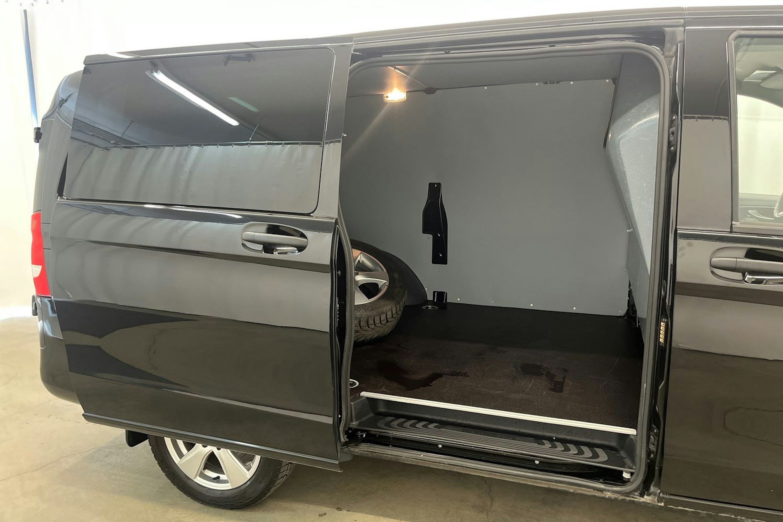 musta Mercedes-Benz Vito 2022 kuva 16.