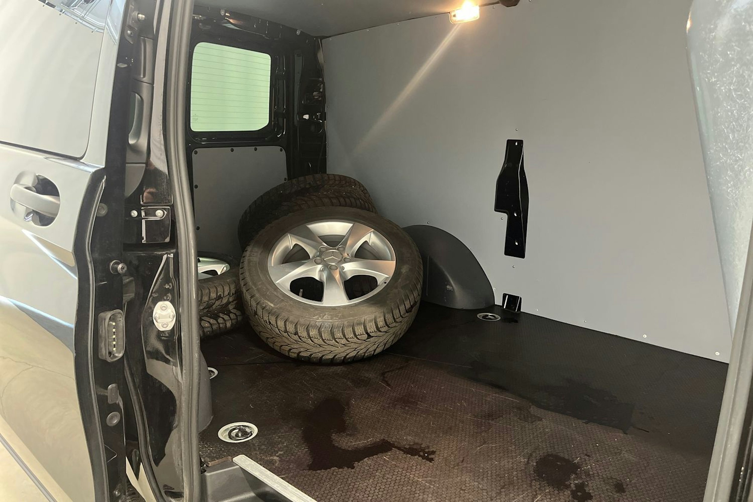 musta Mercedes-Benz Vito 2022 kuva 17.