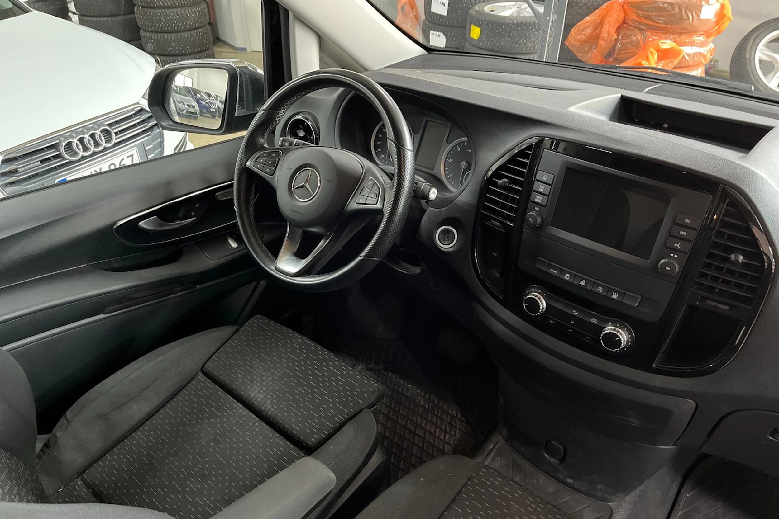 Musta Mercedes-Benz VITO 2022 kuva 6.