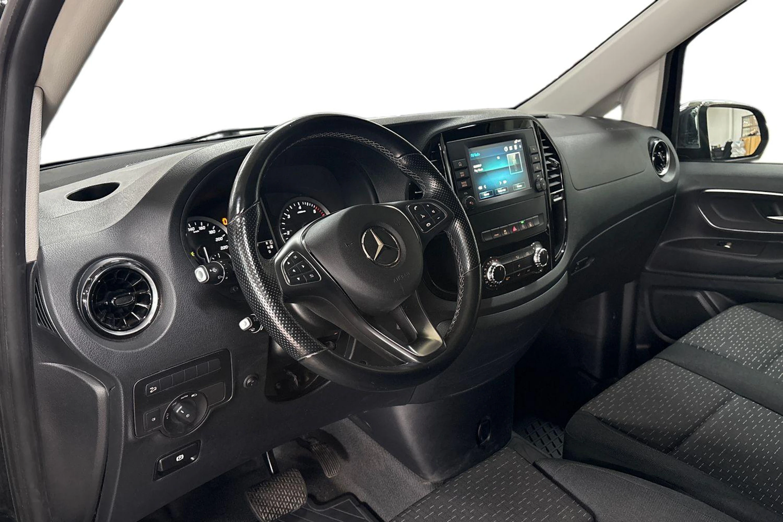 Musta Mercedes-Benz VITO 2022 kuva 8.