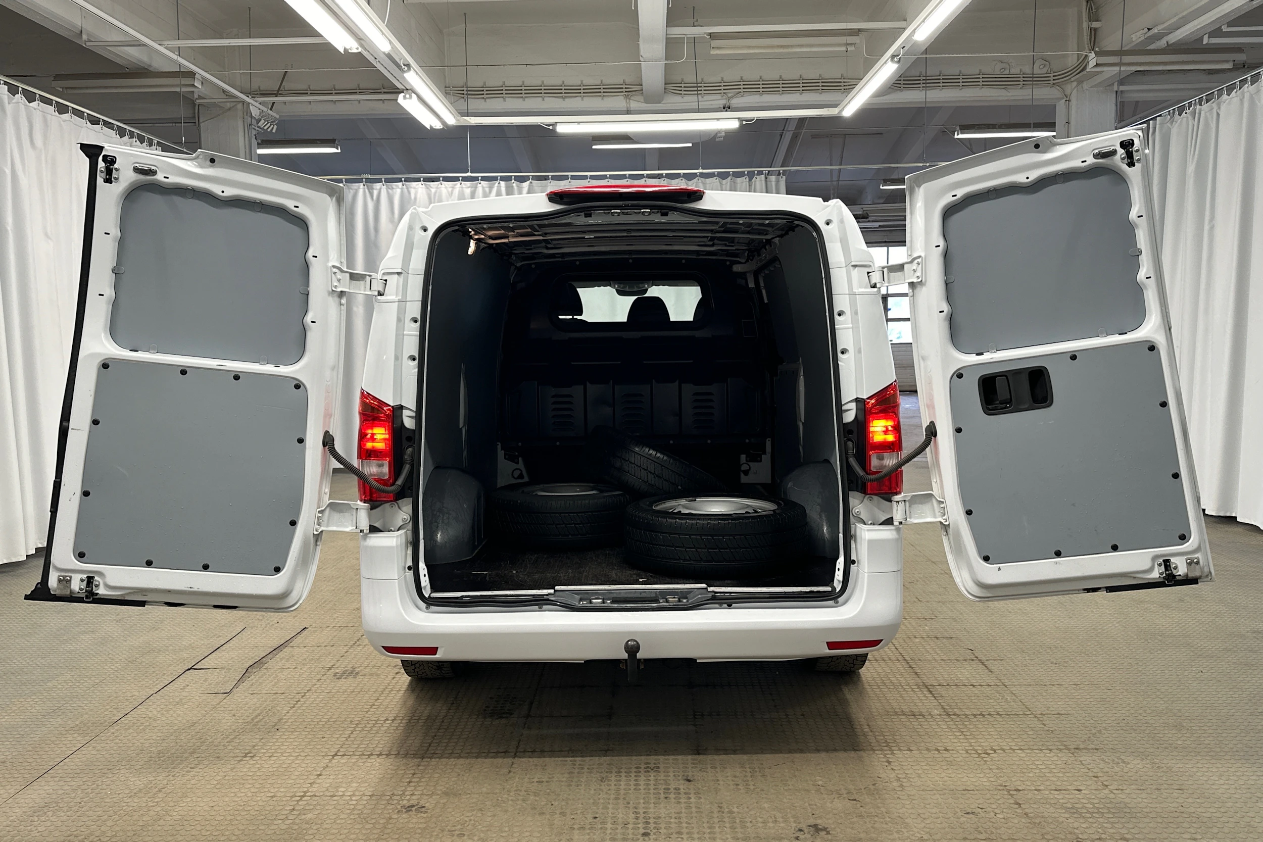 valkoinen Mercedes-Benz Vito 2023 kuva 11.