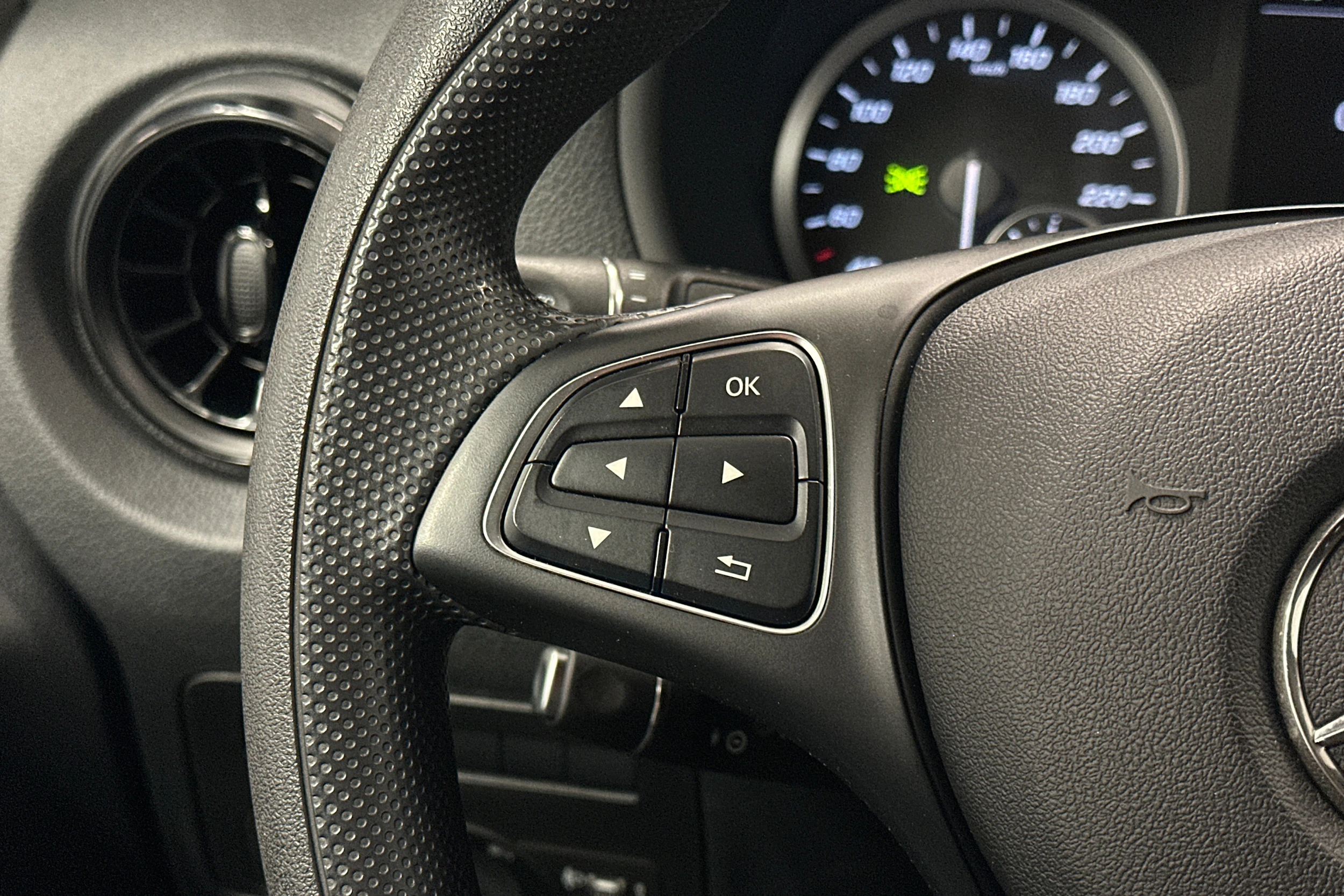 valkoinen Mercedes-Benz Vito 2023 kuva 14.