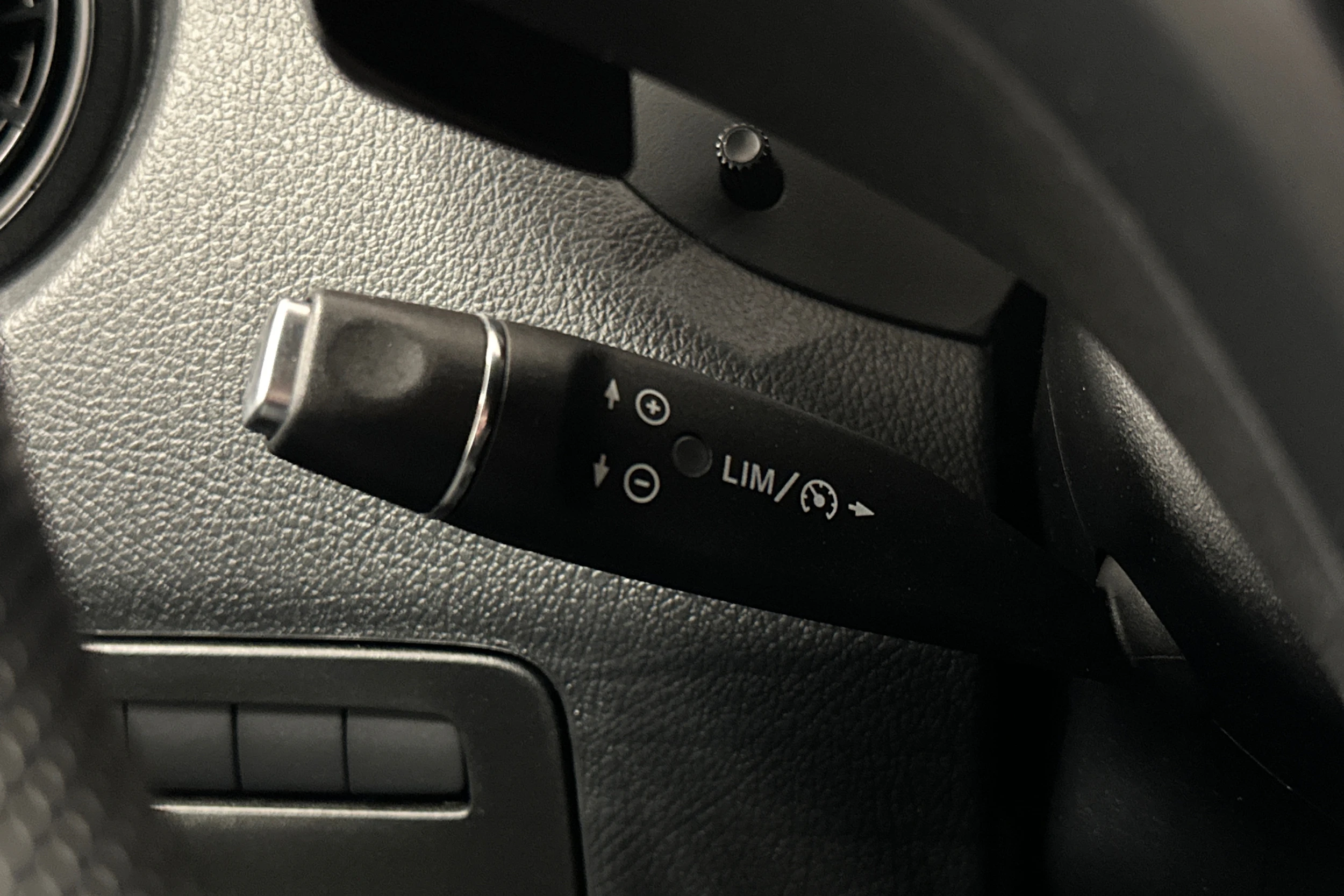 valkoinen Mercedes-Benz Vito 2023 kuva 16.